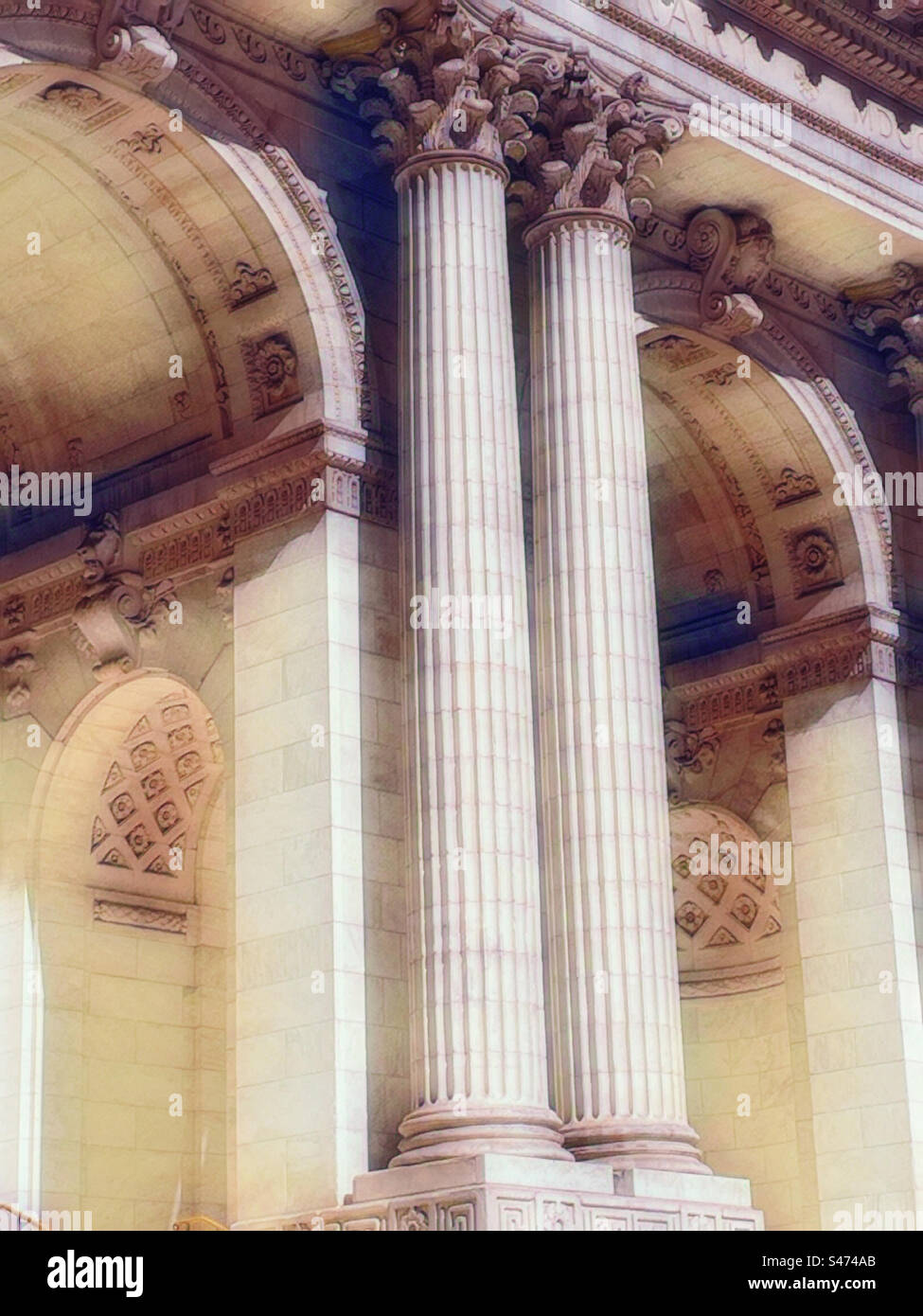 Säulen an der Vorderseite des NYPL-Hauptgebäudes an der Fifth Avenue, 2023, New York City, USA Stockfoto