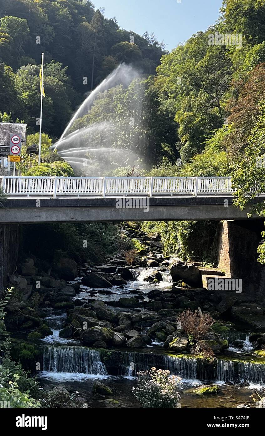 Wasserstrahlen und Fluss - Smartphone-aufgenommenes Stockfoto