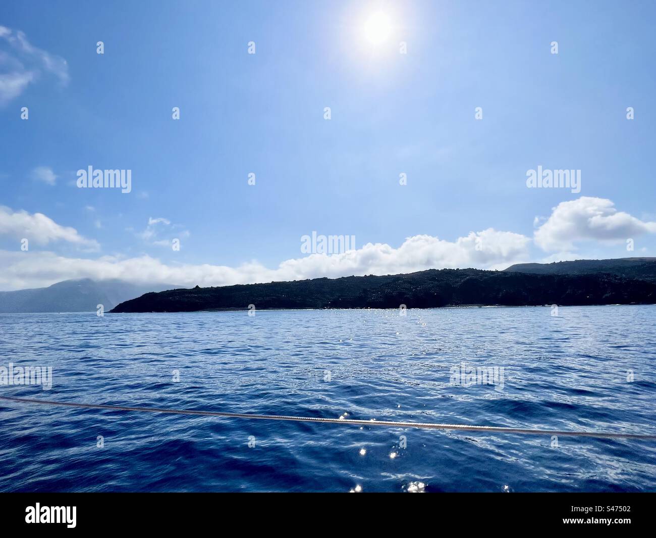 Helle Sommersonne am Vormittag über der Santorini Caldera in Griechenland - Smartphone-aufgenommenes Stockfoto