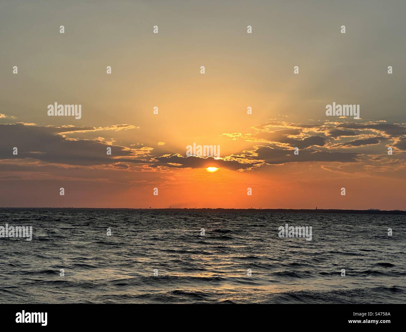 Himmlischer Sonnenuntergang mit einer erstaunlichen Auswahl an goldenen und bernsteinfarbenen Farben. Goldene Stunden Stockfoto