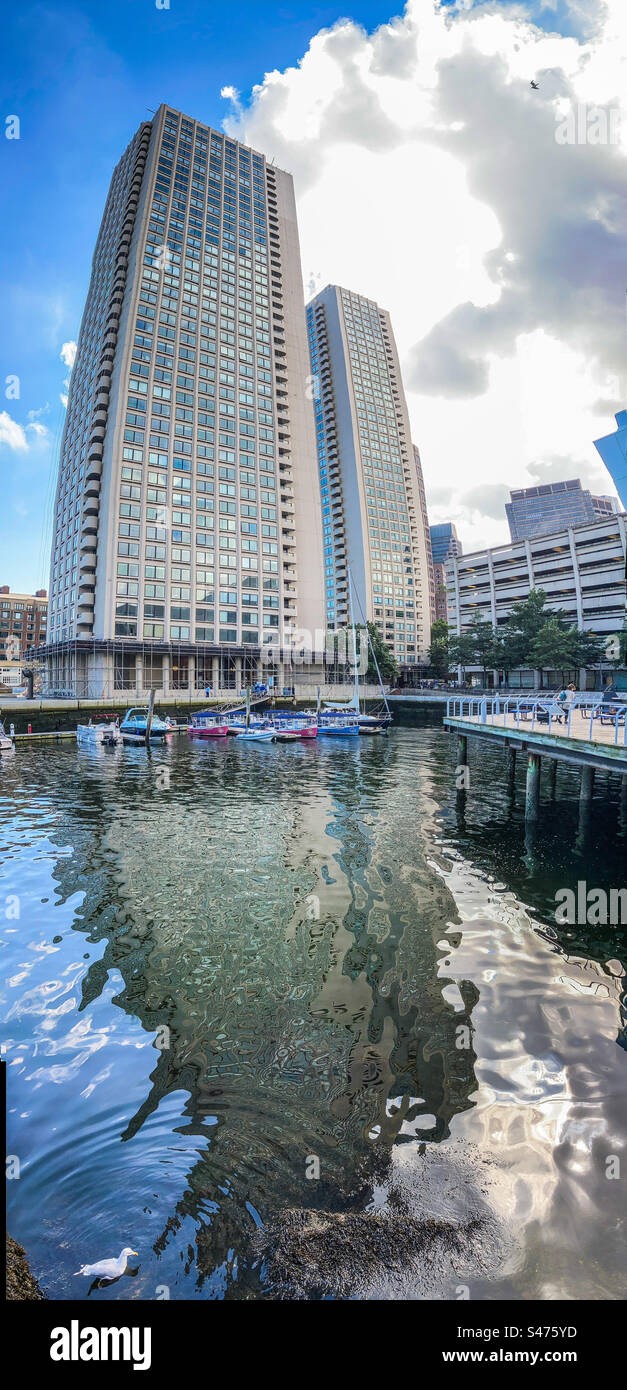 Das Hochhaus thront über dem Hafen von Boston - Smartphone-aufgenommenes Stockfoto