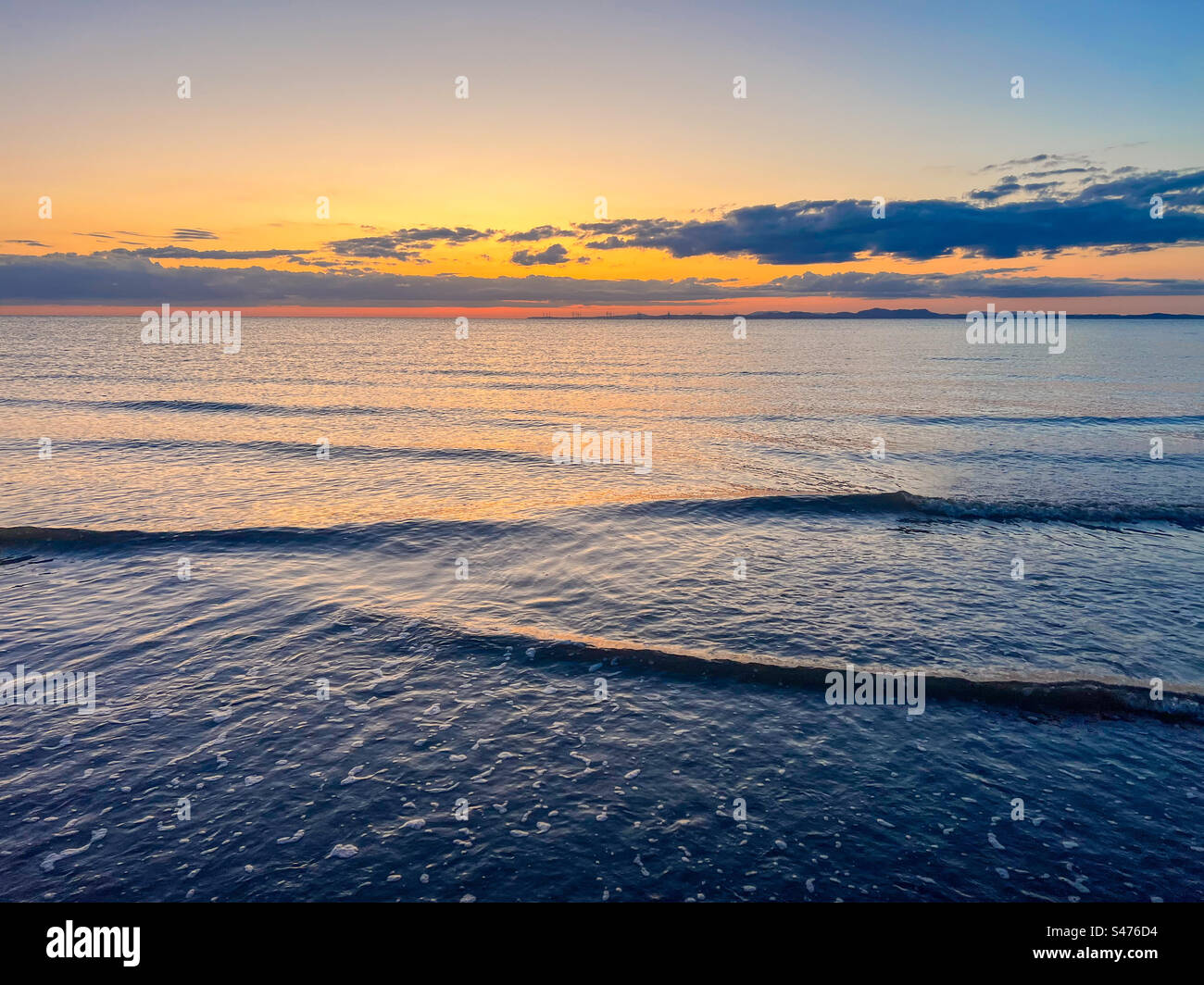 Blick auf das Meer mit Sonnenuntergang - Smartphone-aufgenommenes Stockfoto