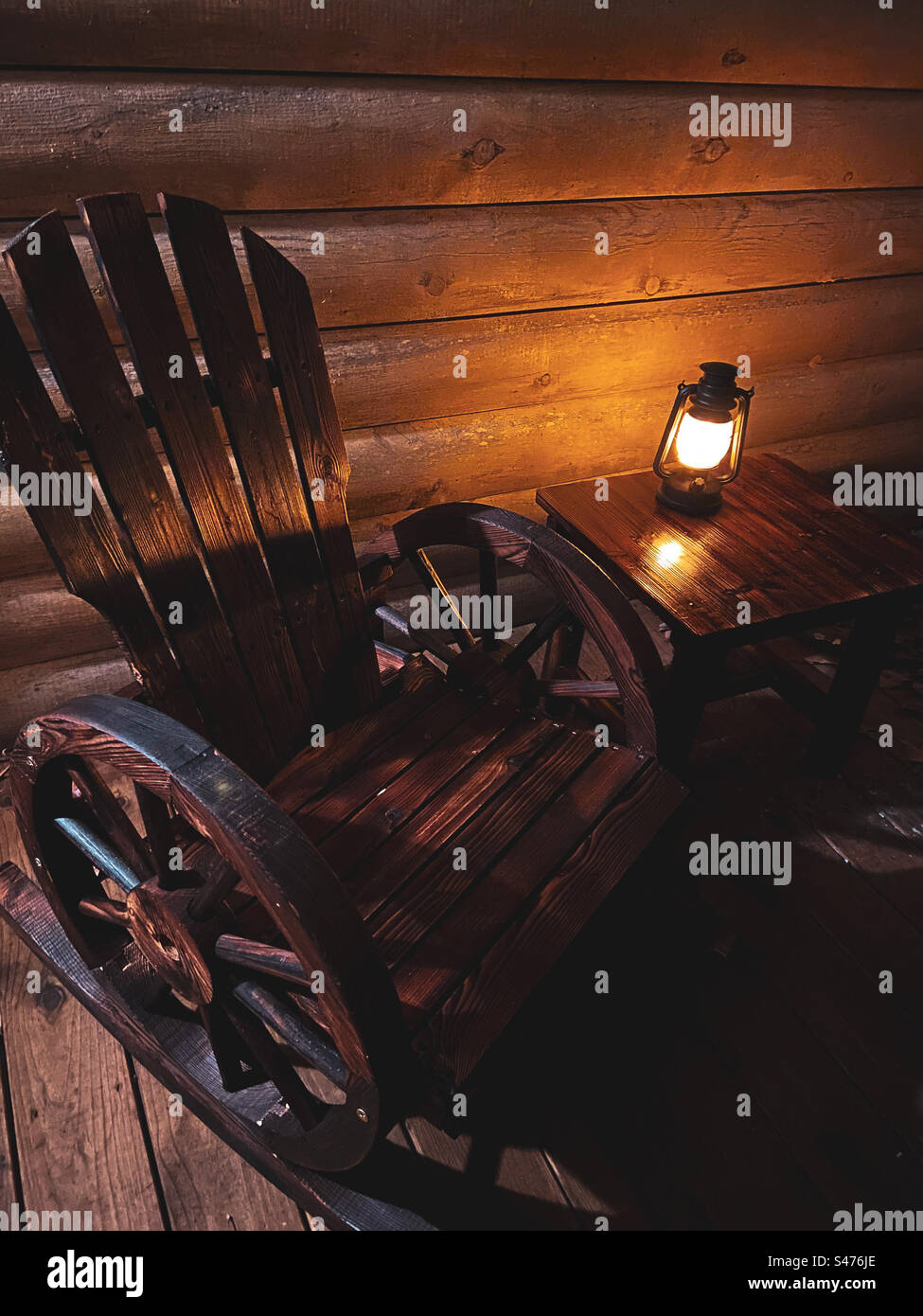 Schaukelstuhl aus Holz mit Laterne Stockfoto