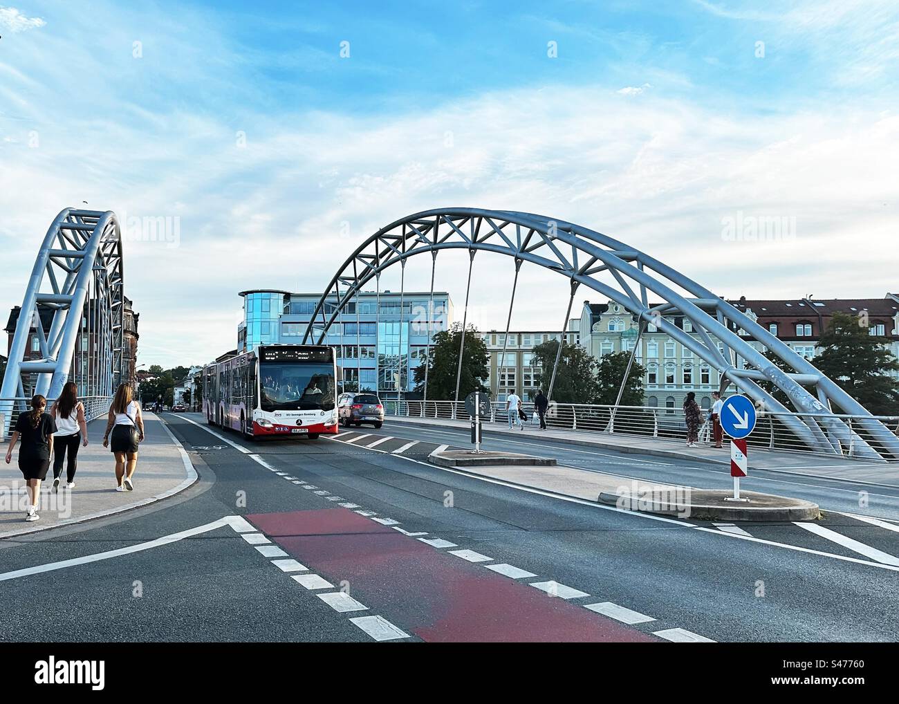 Moderne Stadtlandschaft am Abend - Smartphone-aufgenommenes Stockfoto