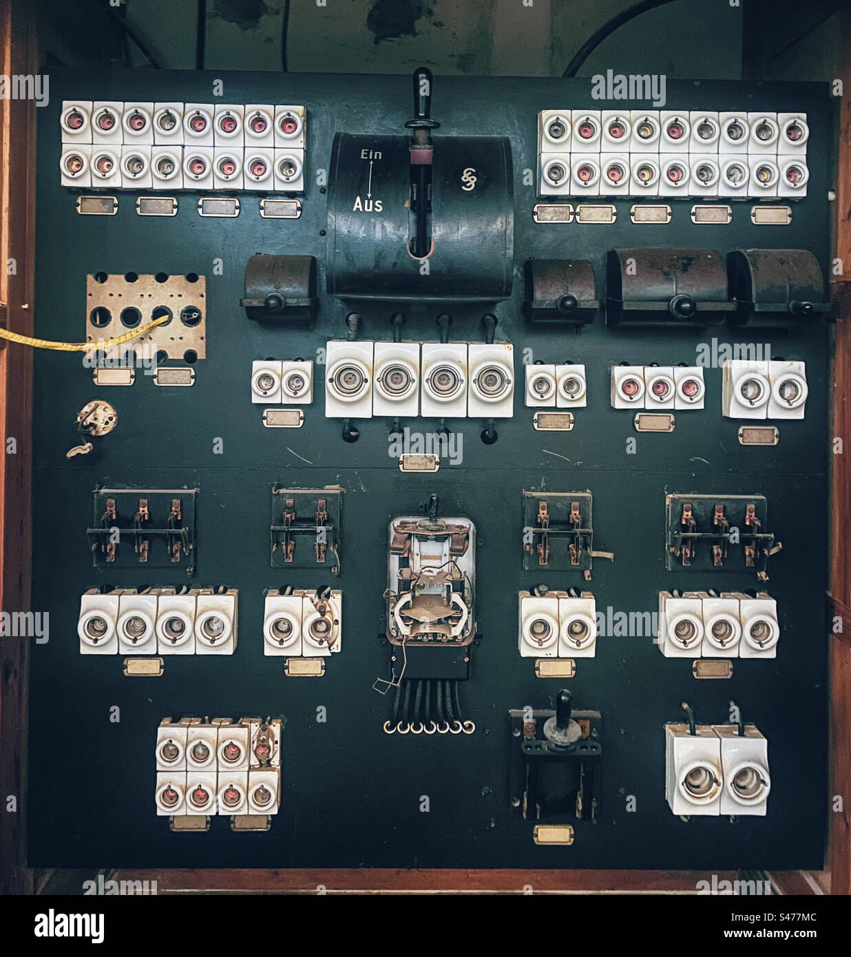 Ein altes Elektroboard in einem alten verlassenen Gebäude im Süden Namibias Stockfoto