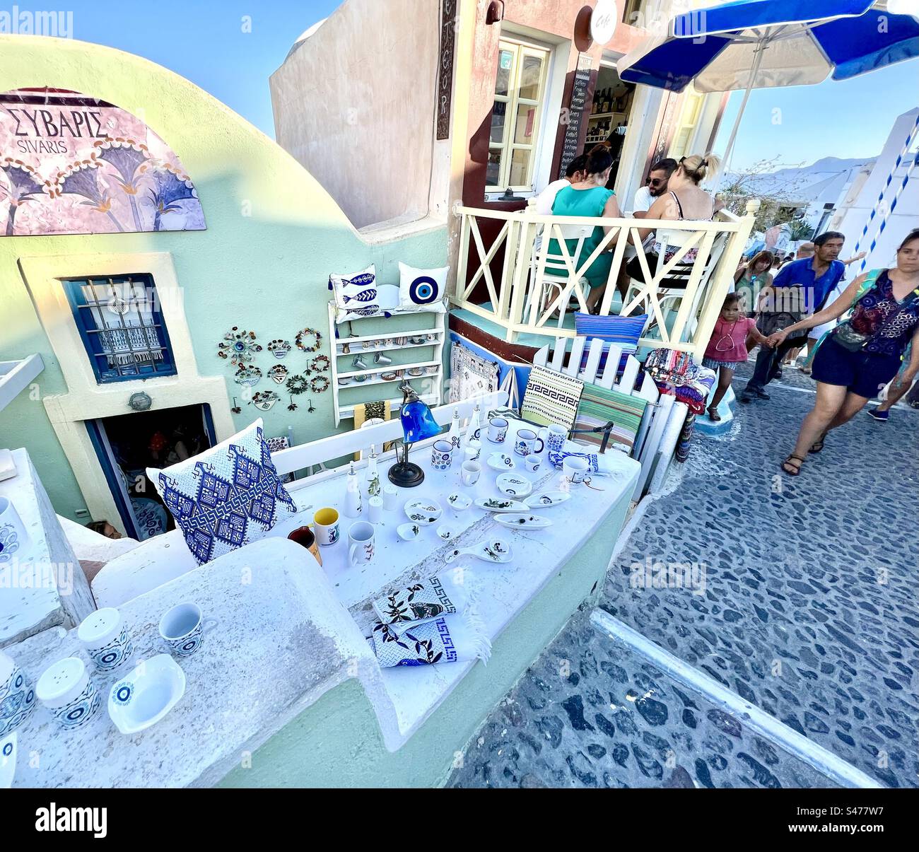 Eine beliebte Hauptstraße in Oia, Santorin im Sommer - Smartphone-aufgenommenes Stockfoto