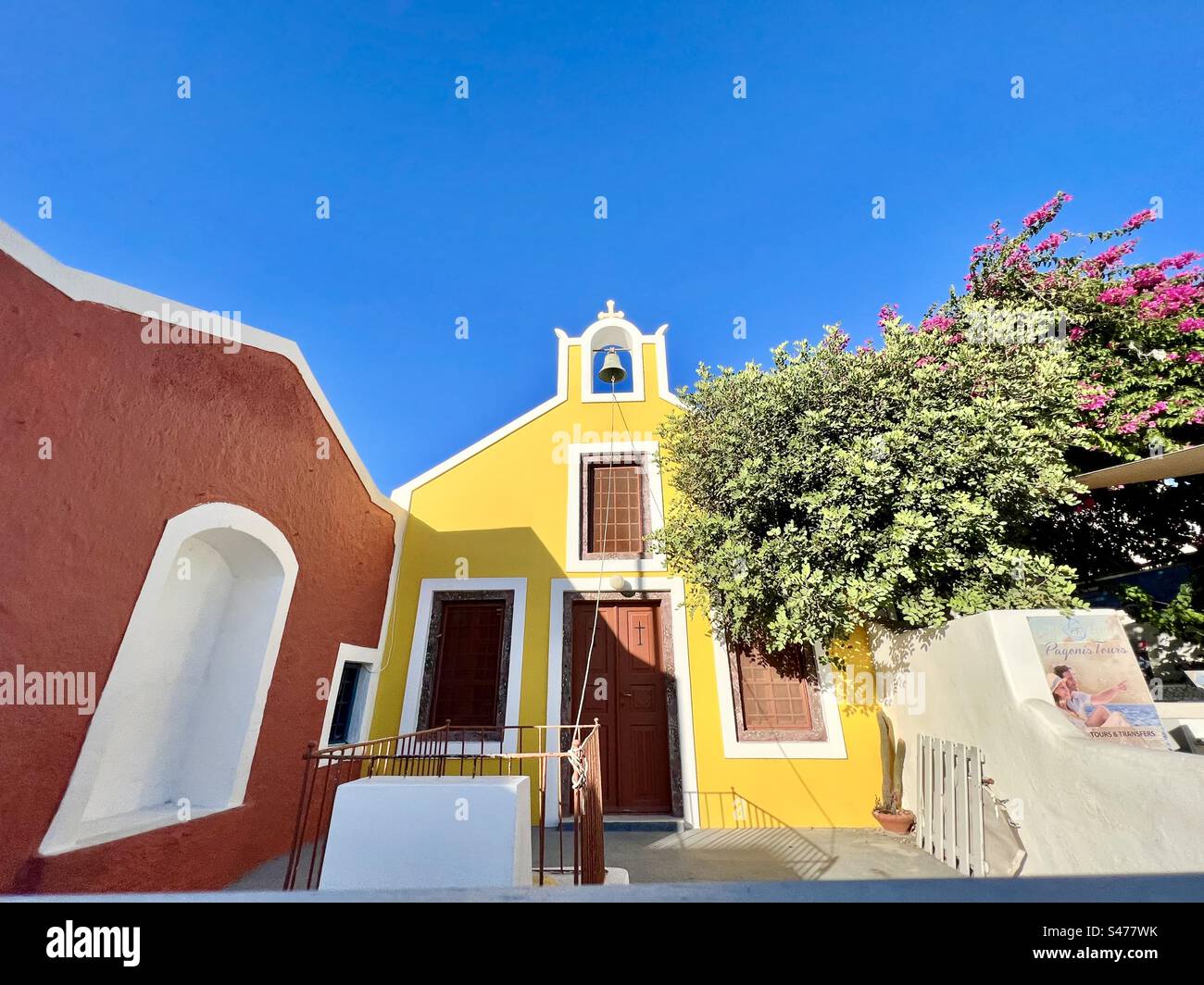 Gelbe Kapelle mit einer Glocke. Stockfoto