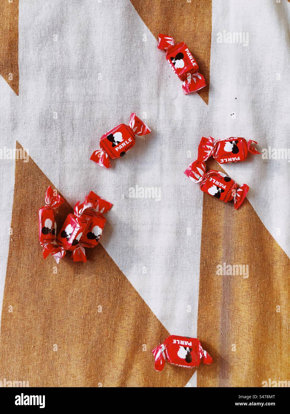 Blick von oben auf Toffies oder Pralinen auf einem Bett Stockfoto