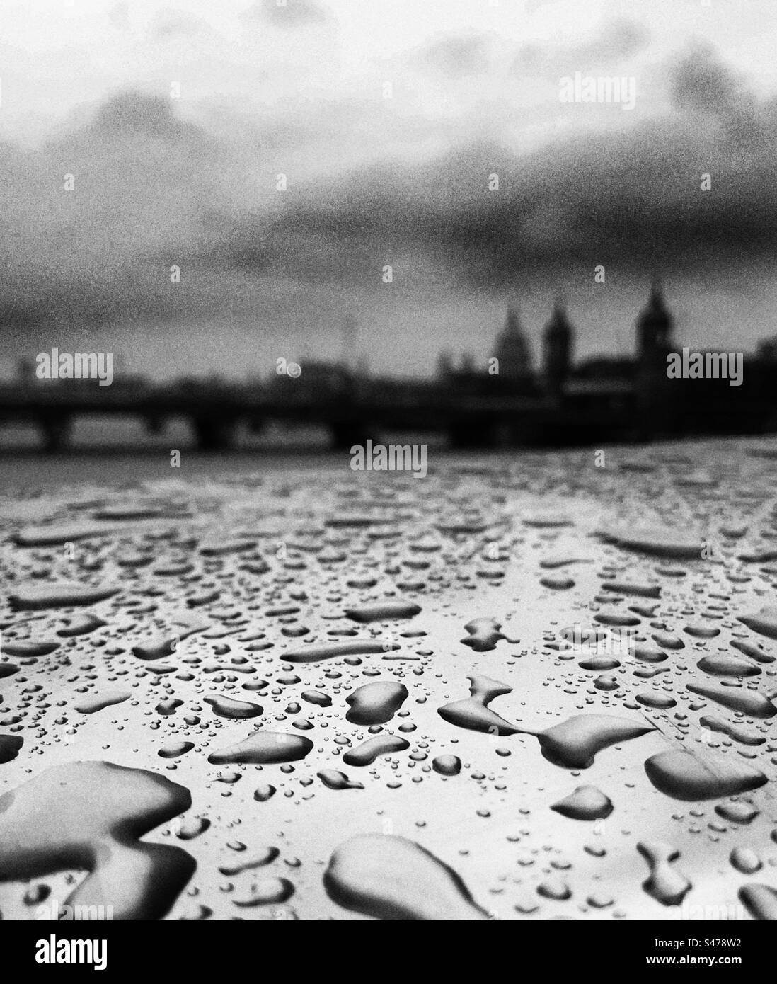 Skyline von London an einem regnerischen Tag, fotografiert von der London Bridge Stockfoto