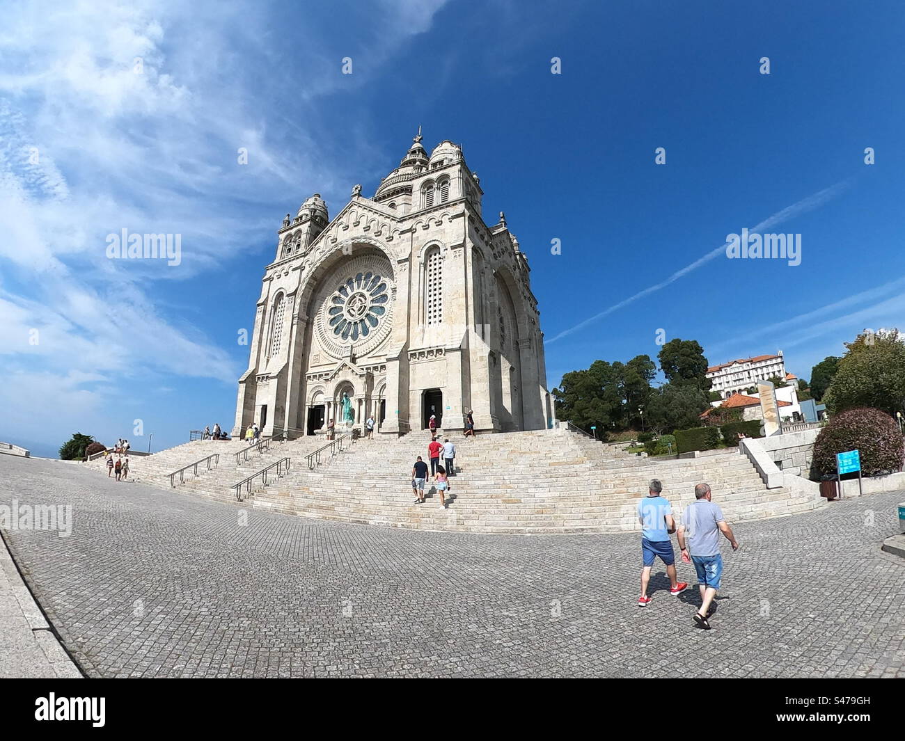 Besucher spazieren durch Confraria de Santa Luzia, die katholische Kirche auf dem Berggipfel in Viana do Castelo, Portugal, 2023 - Smartphone-aufgenommenes Stockfoto