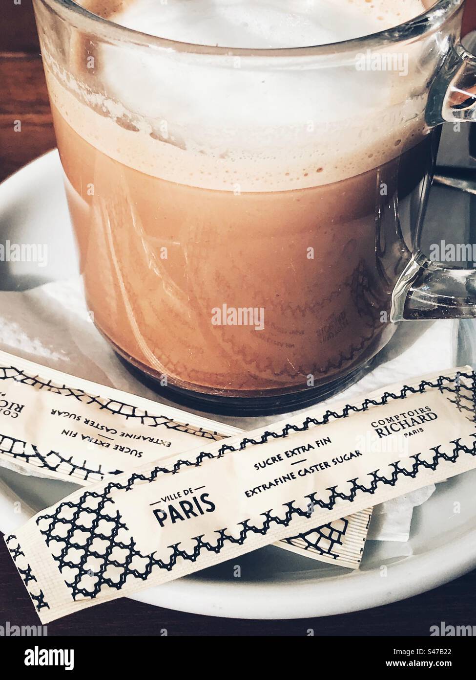 Eine milchig heiße Schokolade, die in einem Café in Paris serviert wird Stockfoto