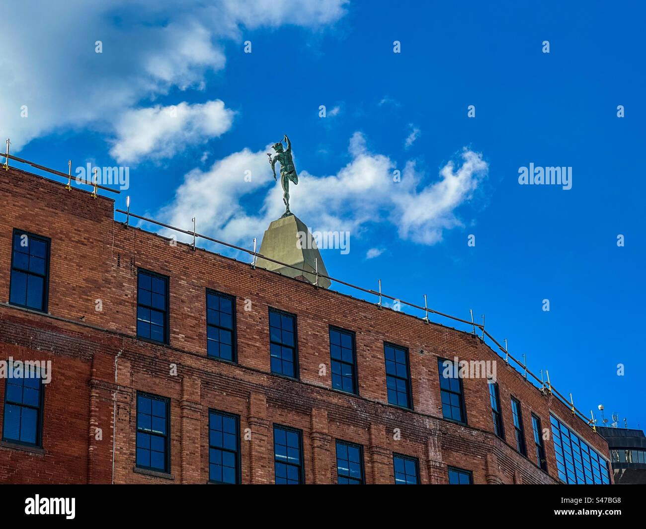Die Statue des Quecksilbers auf dem Times Square in Rochester NY - Smartphone-aufgenommenes Stockfoto