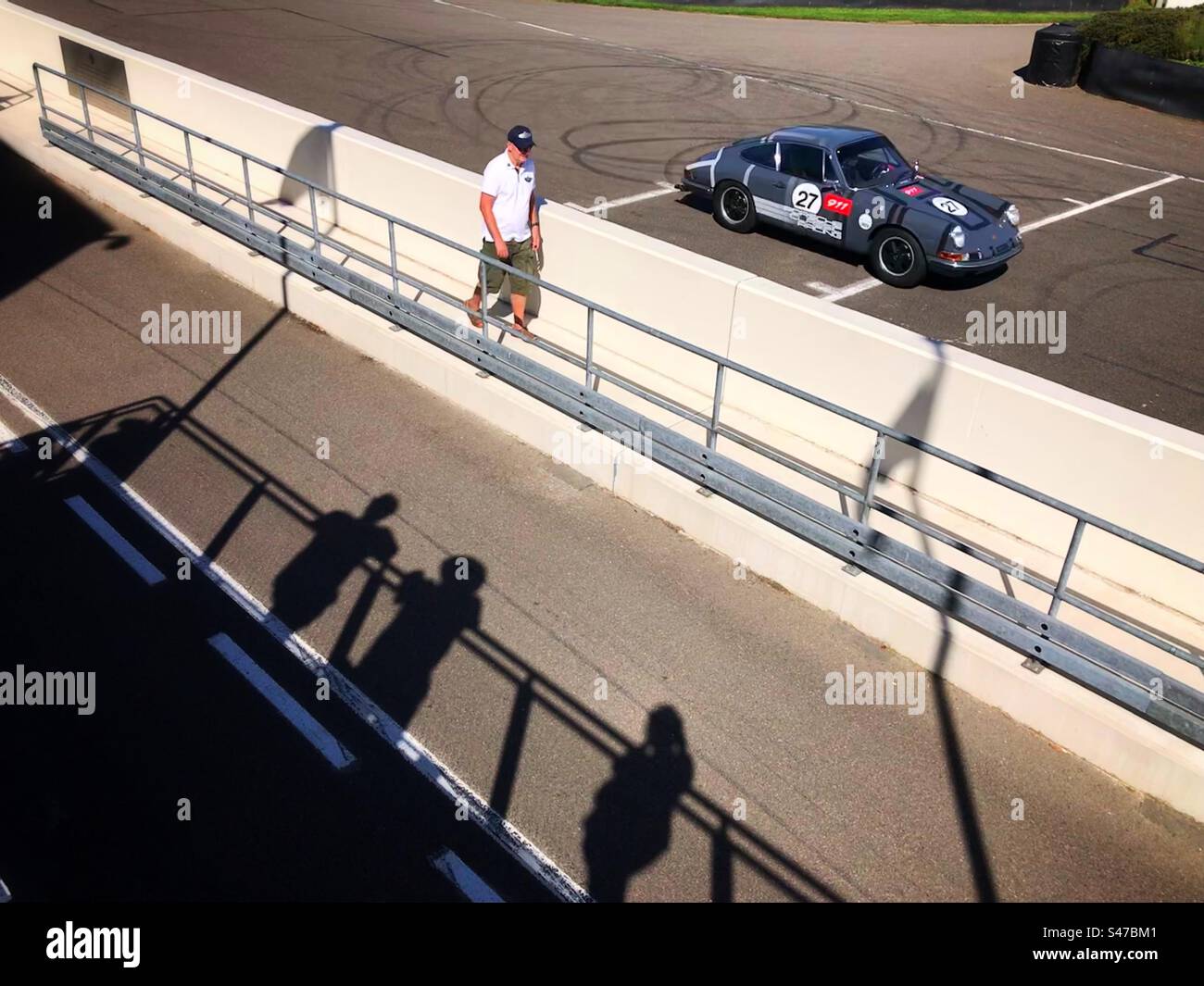 Porsche 911 aus den 1960er Jahren auf der Rennstrecke für Revival auf der Goodwood Motor Racing Circuit UK - Smartphone-aufgenommenes Stockfoto