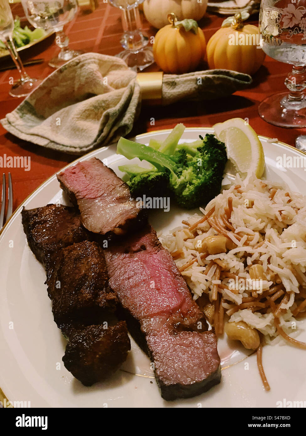 Nahaufnahme eines mehrgängigen Steakdinners, serviert auf einem gut dekorierten Wohntisch, 2023, USA - Smartphone-aufgenommenes Stockfoto