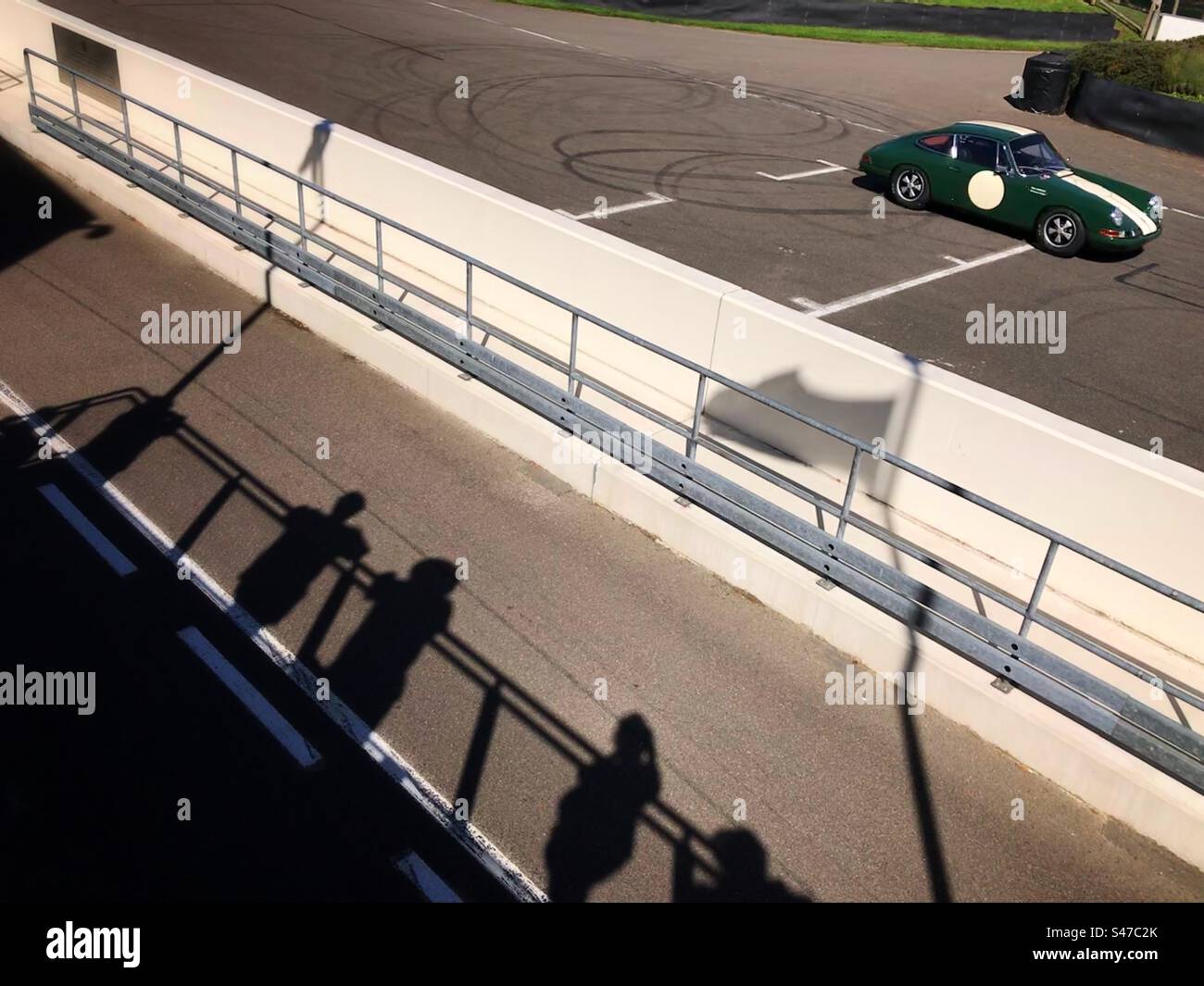 Der Porsche 911 aus den 1960er Jahren ist an einem Testtag für Revival auf der Goodwood Motor Racing Circuit UK auf Kurs - Smartphone-aufgenommenes Stockfoto