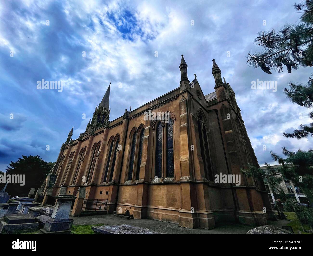 St. Margaret of Antioch Church in Lee, London. Perspektive von hinten – erbaut zwischen 1839 und 1841 vom viktorianischen Architekten John Brown - Smartphone-aufgenommenes Stockfoto