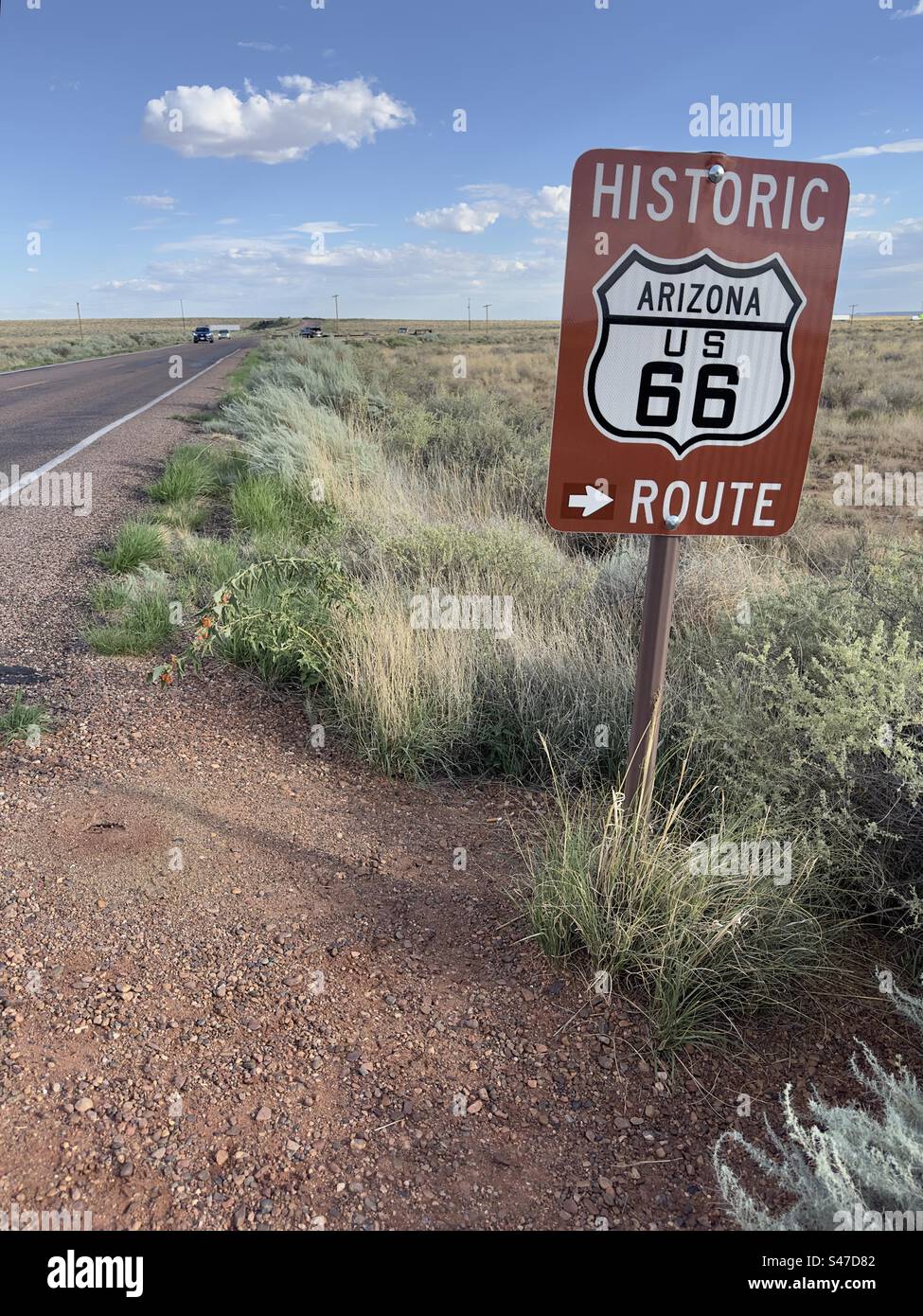 Das historische Schild zur Route 66 befindet sich auf einer Straße in Arizona Stockfoto