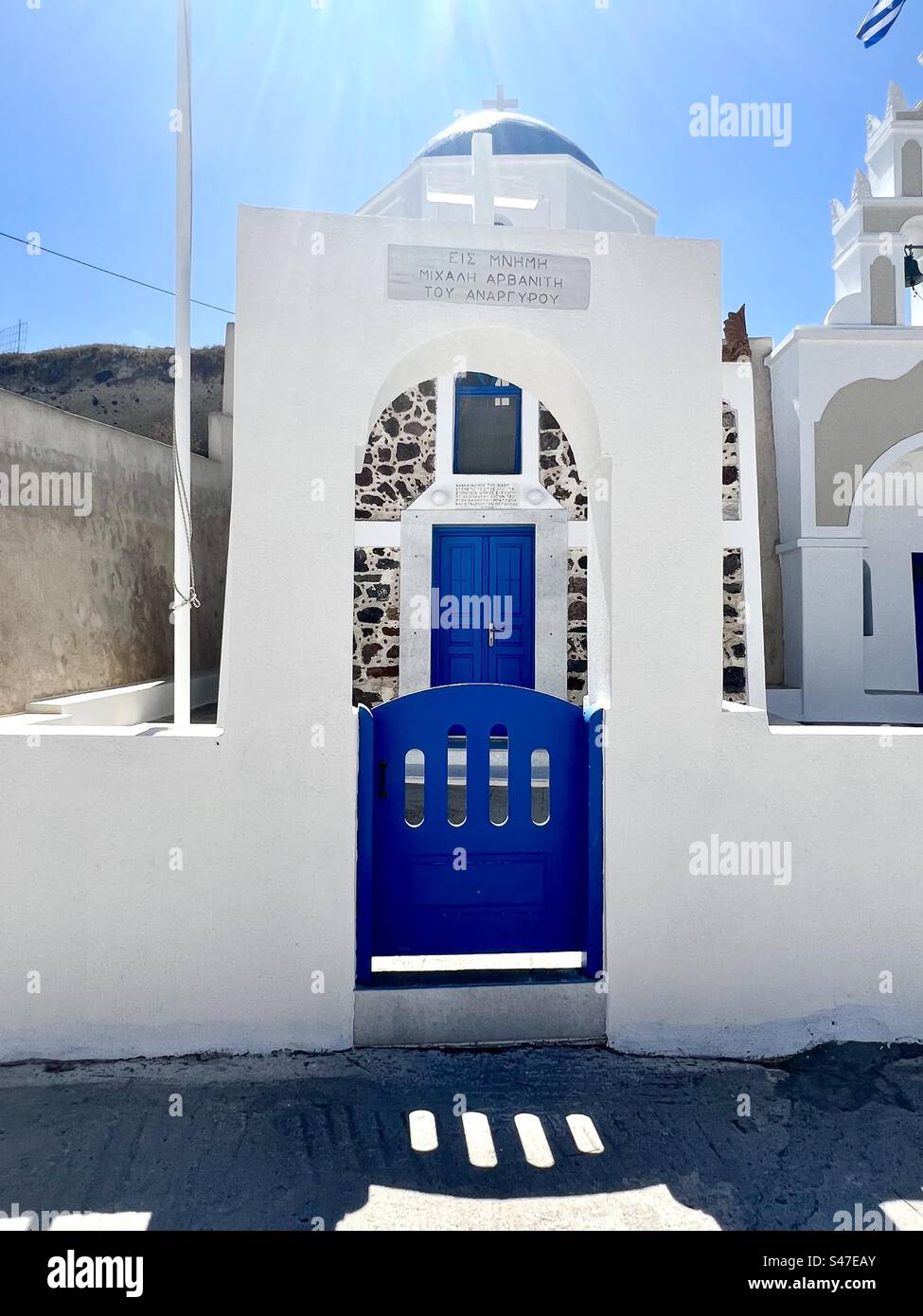 Kobaltblau bemaltes Tor und Tür der Kirche Saint Paraskevi in Megalochori, Santorin. Stockfoto
