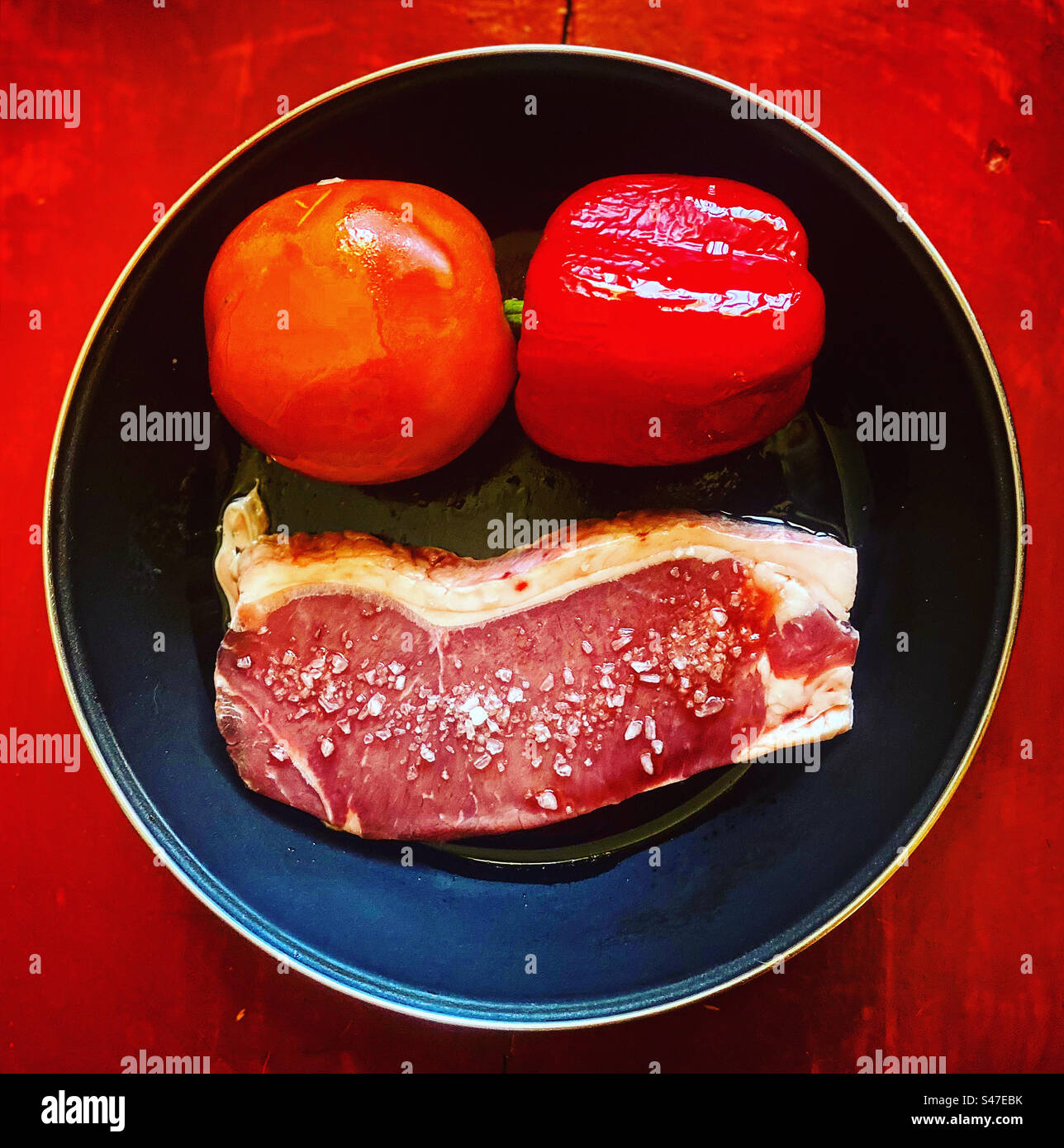 Ein New Yorker Fleischstück, eine rote Tomate und eine rote süße Paprika, die in Mexiko gekocht werden können Stockfoto