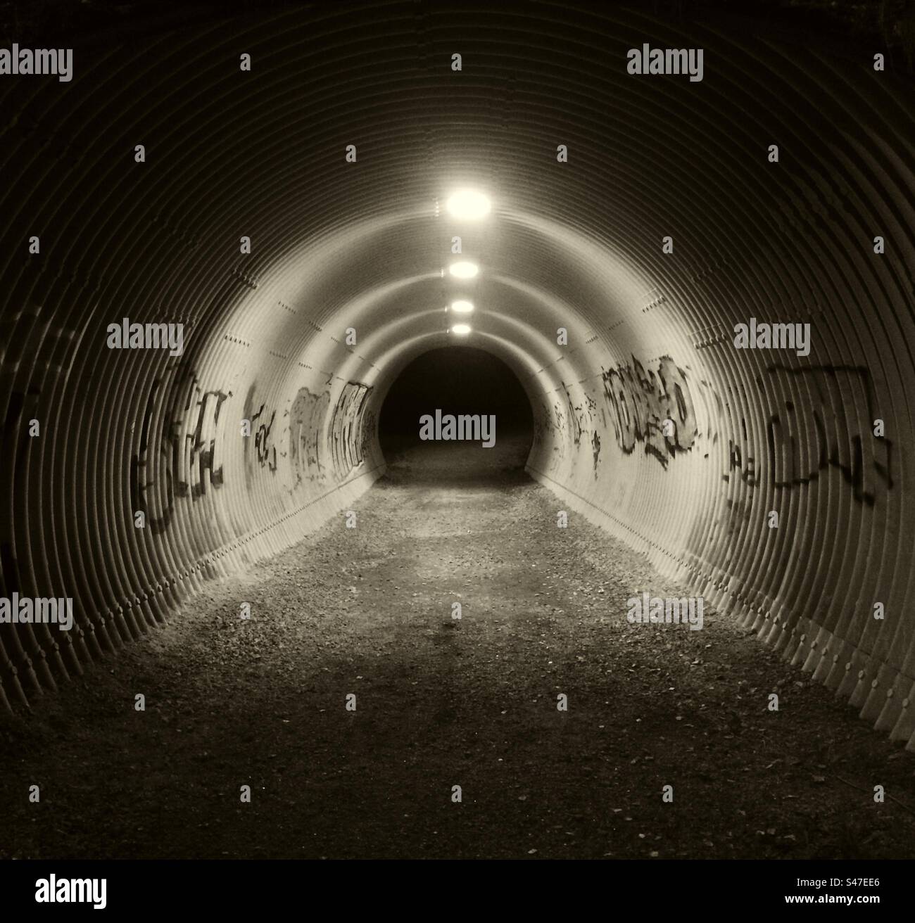 Tunnel im Dunkeln - Smartphone-aufgenommenes Stockfoto