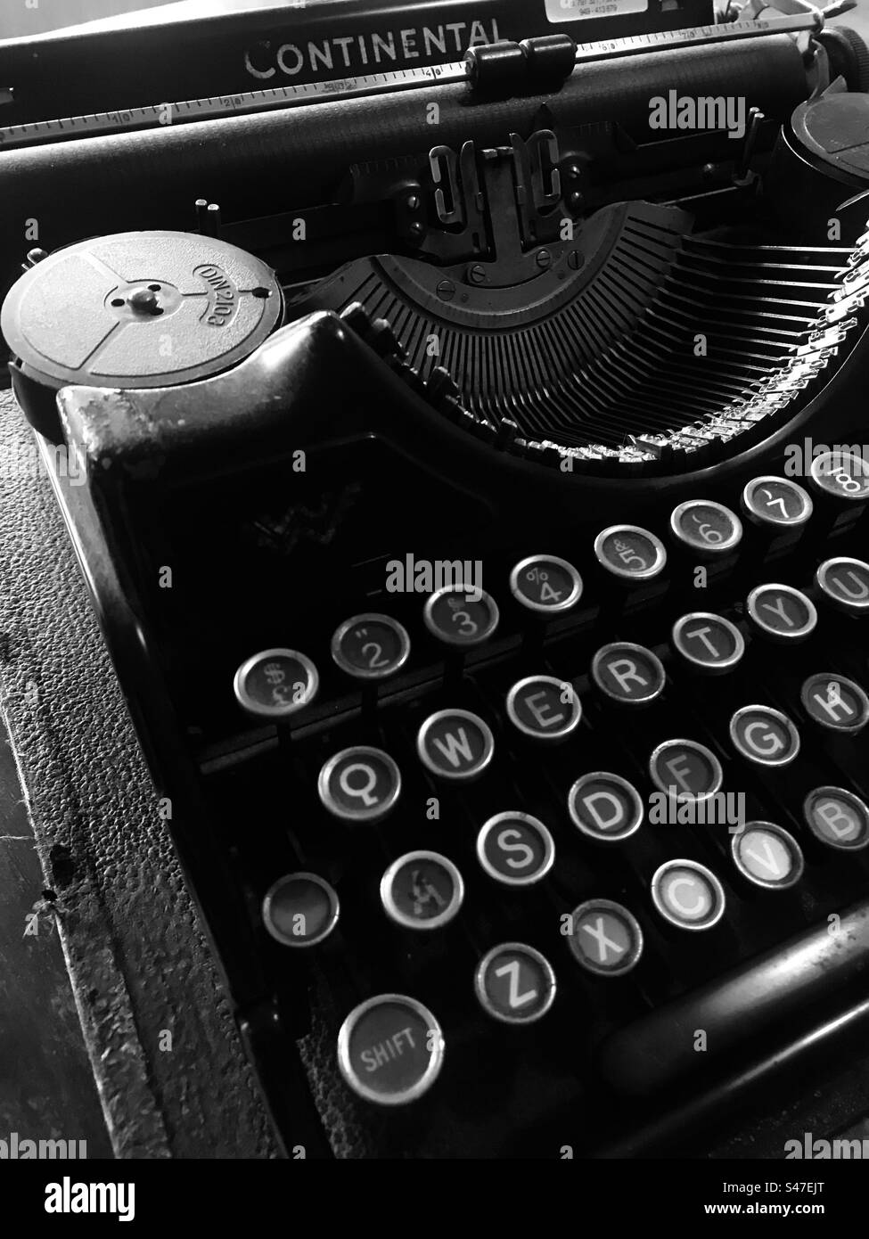 Alte kontinentale Schreibmaschine in Schwarz-weiß Stockfoto