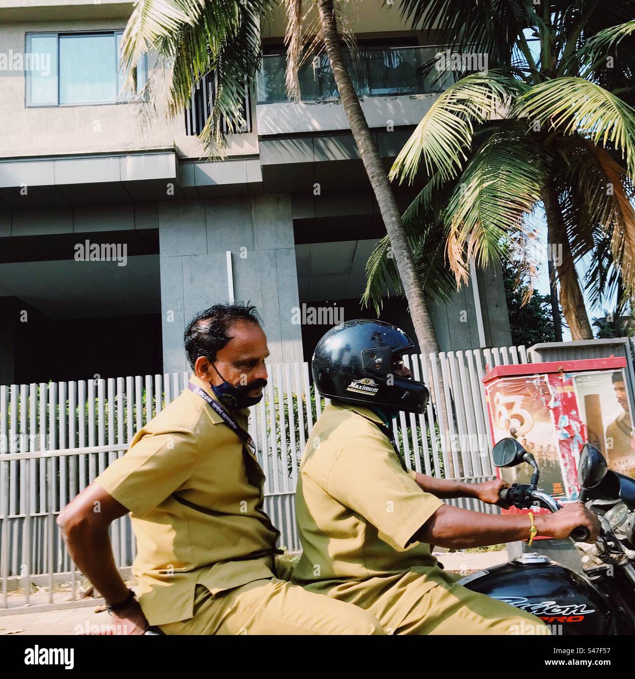 Zwei Männer auf einem Motorrad in Mumbai, Indien - Smartphone-aufgenommenes Stockfoto