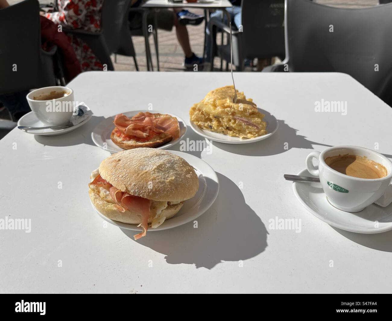 Zwei Kaffees und spanische Pintxos zum Frühstück in Haro, Rioja, Spanien. Stockfoto