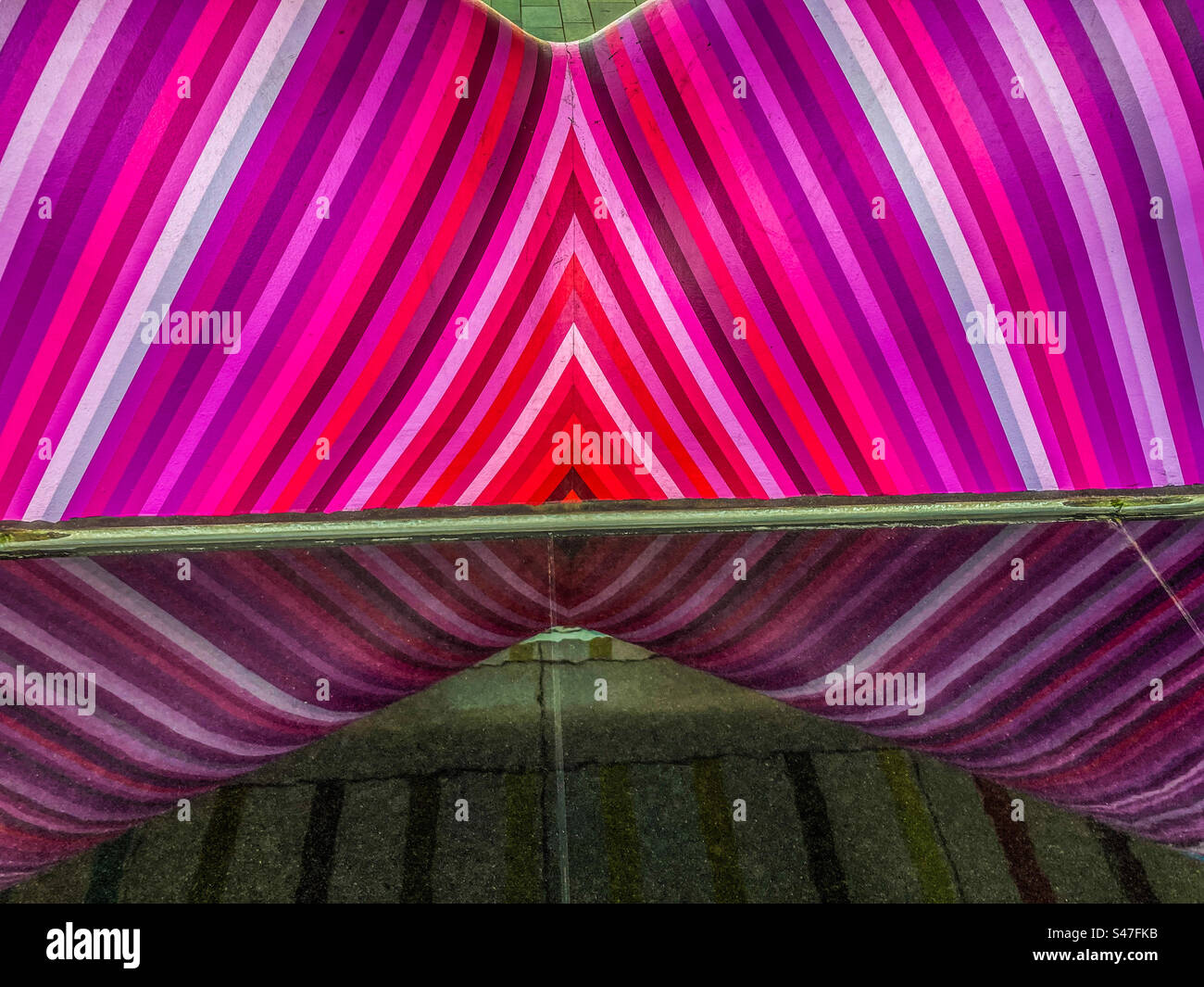 Nahaufnahme des Kunstwerks von Adam Furman „Click Your Heels Together Three Times“, und es sind Reflexionen in Water and Canary Wharf Stockfoto