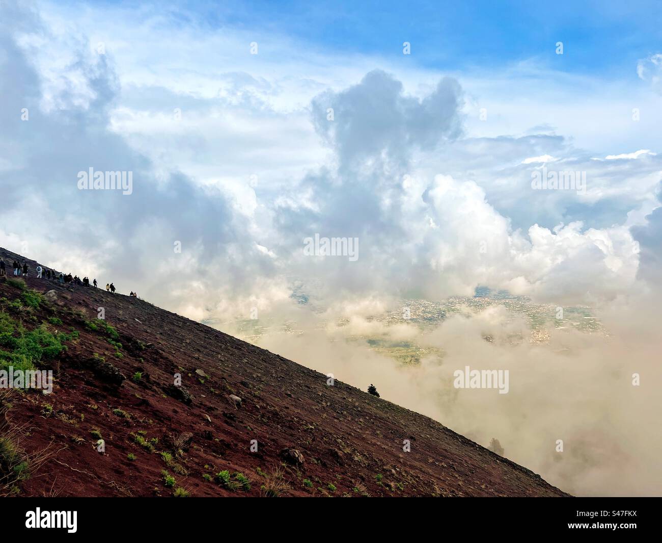 Nebeliger Blick vom Vulkan Vesuv Stockfoto