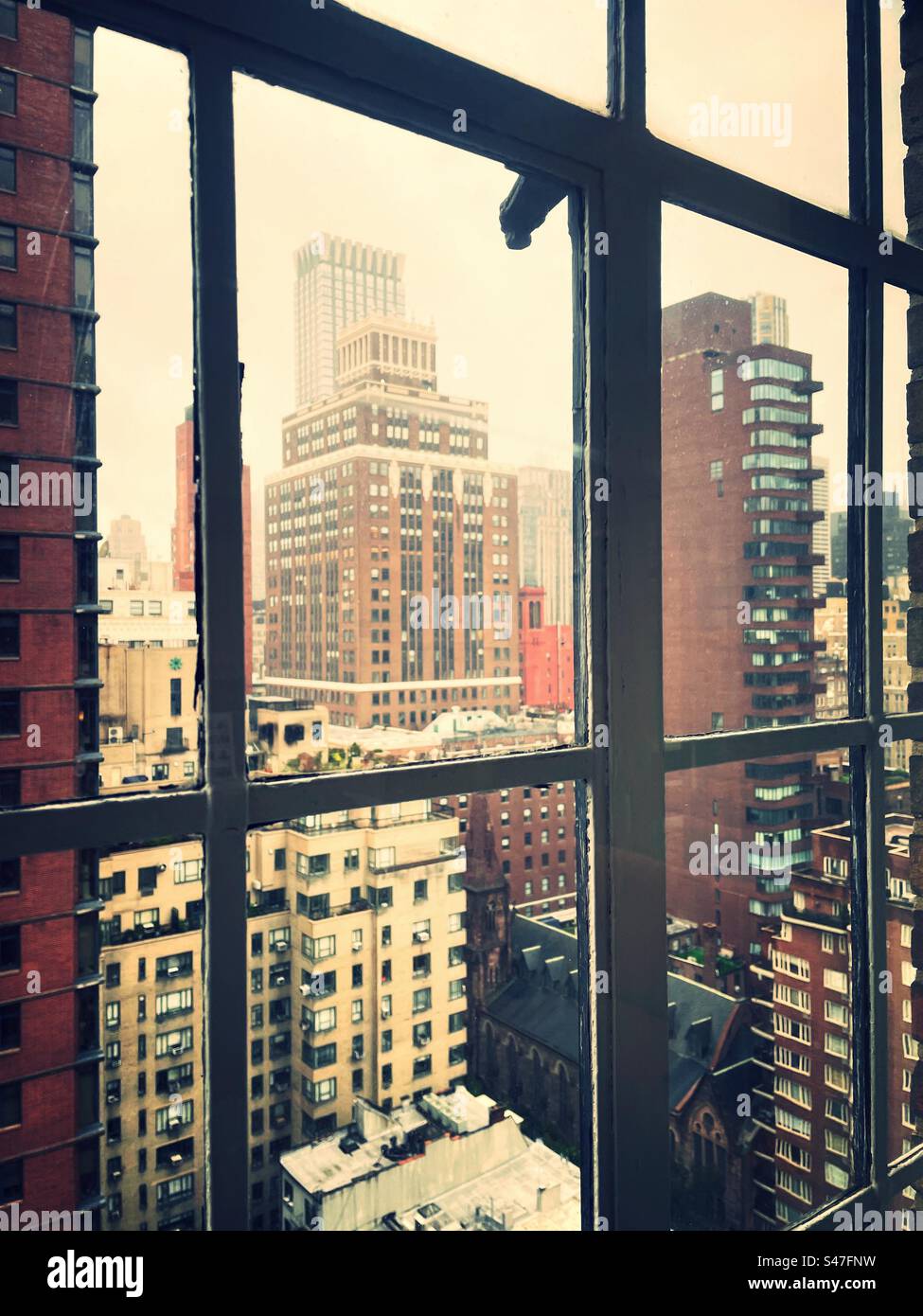 Wolkenkratzer und Eigentumswohnungen in Midtown Manhattan an einem verrauchten, trüben Nachmittag, wie man von einem Fensterflügel in Murray Hill, 2023, New York City, USA, sieht - Smartphone-aufgenommenes Stockfoto