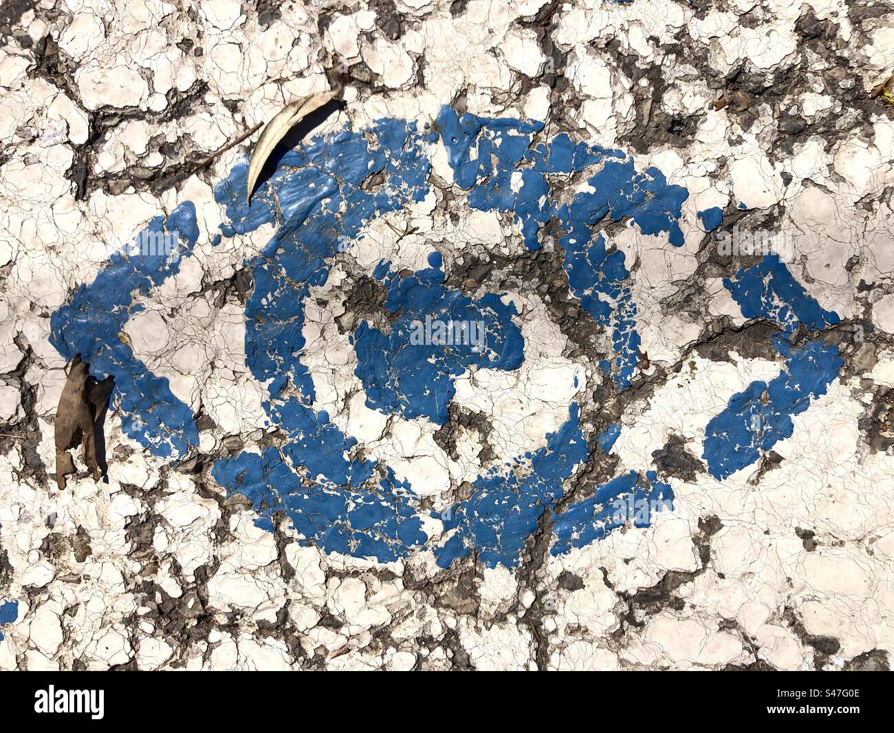 Schablonenbild eines Auges auf Asphalt - Smartphone-aufgenommenes Stockfoto