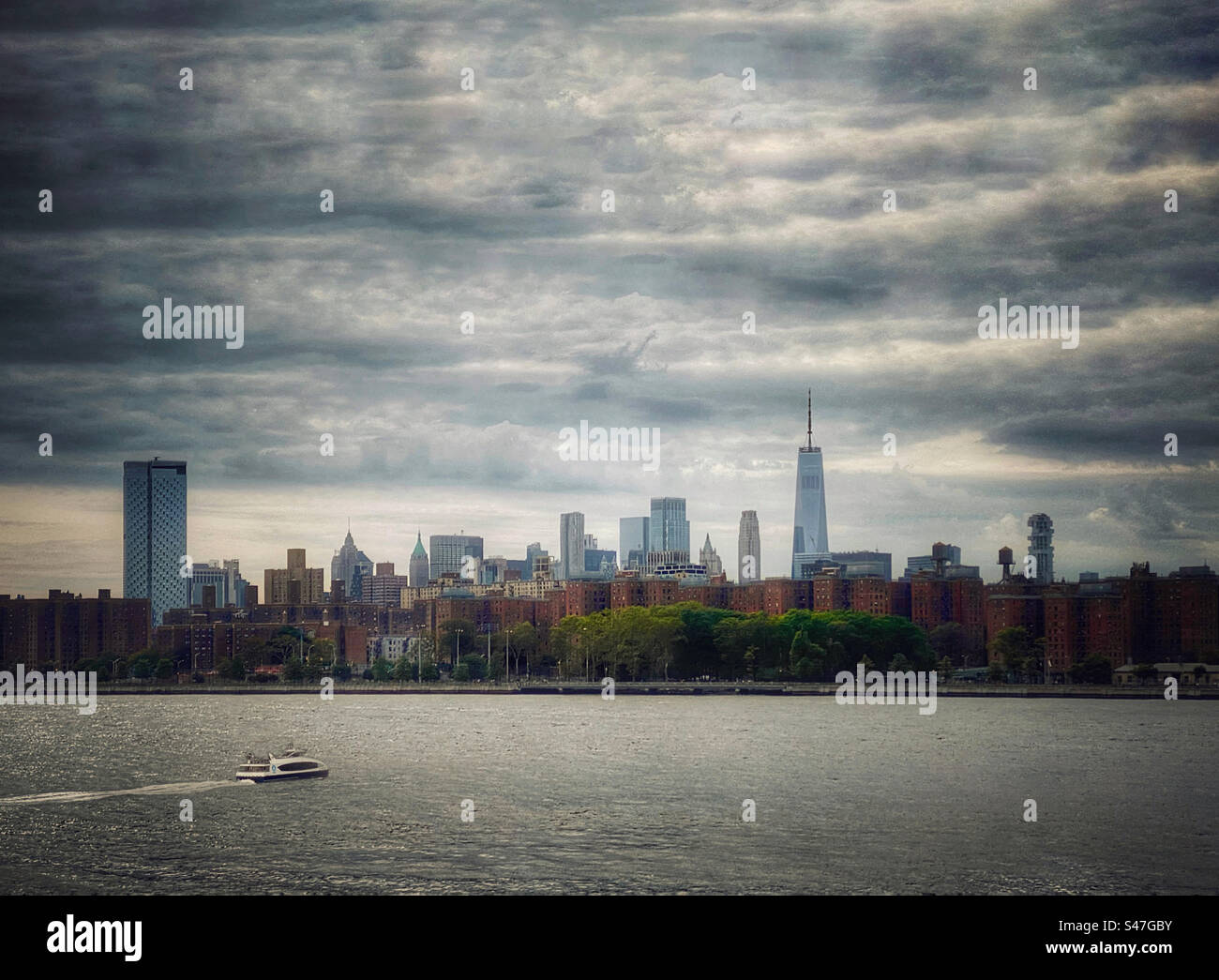 Wassertaxi auf dem East River, der sich Lower Manhattan nähert - Smartphone-aufgenommenes Stockfoto
