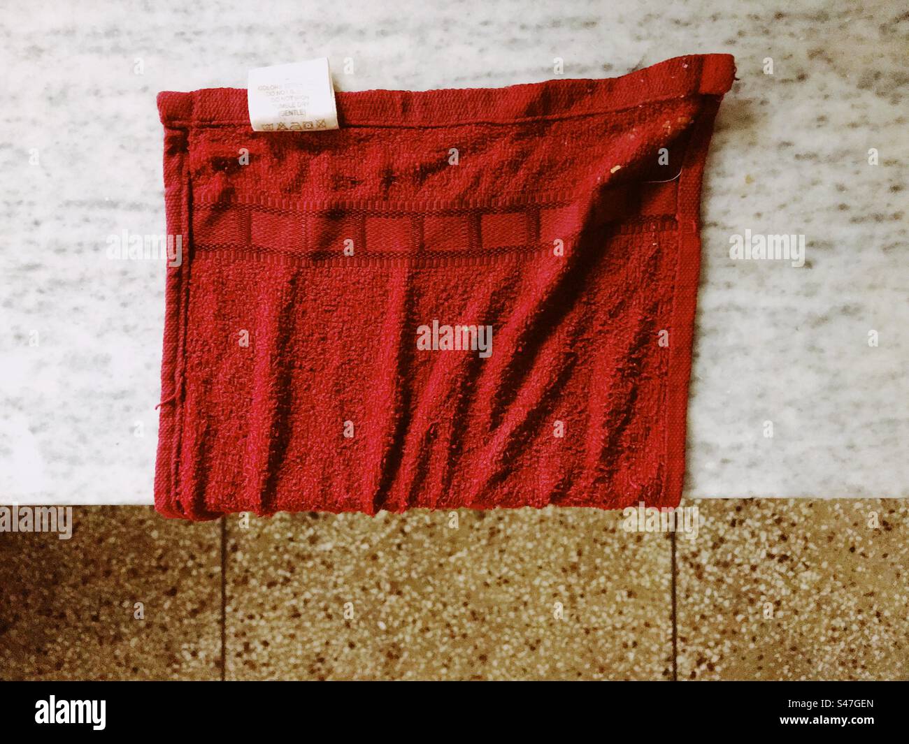 Ein Blick von oben auf ein nasses rotes Handtuch Stockfoto