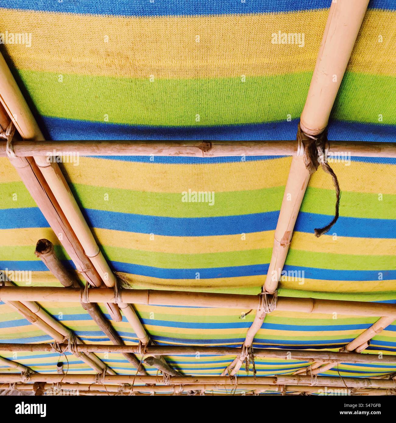 Ein Dach aus Bambus und Stoff Stockfoto