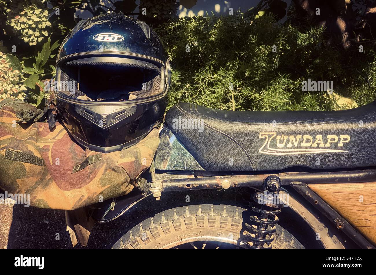 Altes Oldtimer-Motorrad mit Helm - Smartphone-aufgenommenes Stockfoto