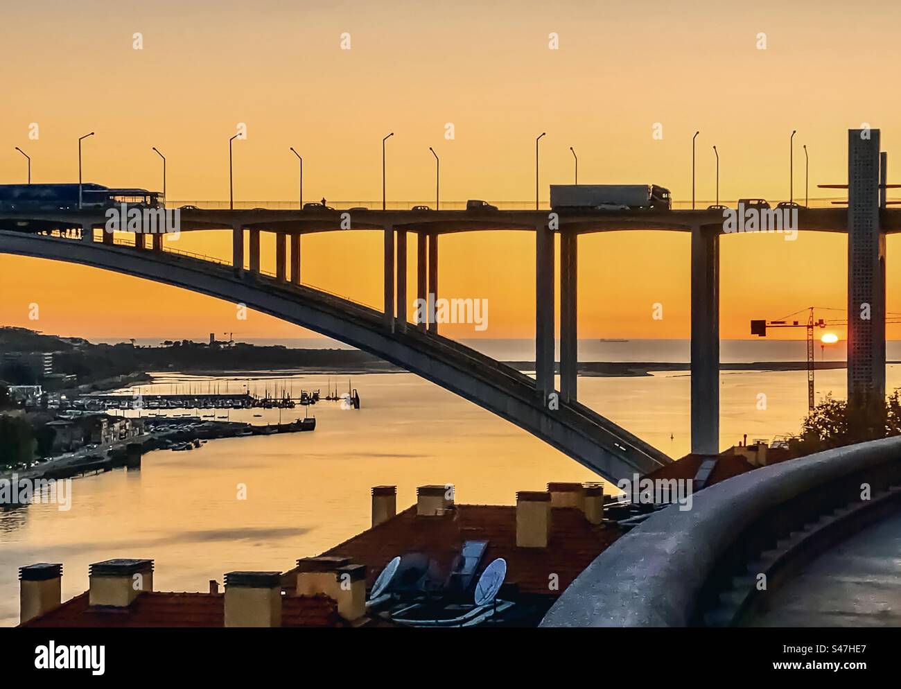 Sonnenuntergang über dem Rio Douro in Porto, Portugal - Smartphone-aufgenommenes Stockfoto