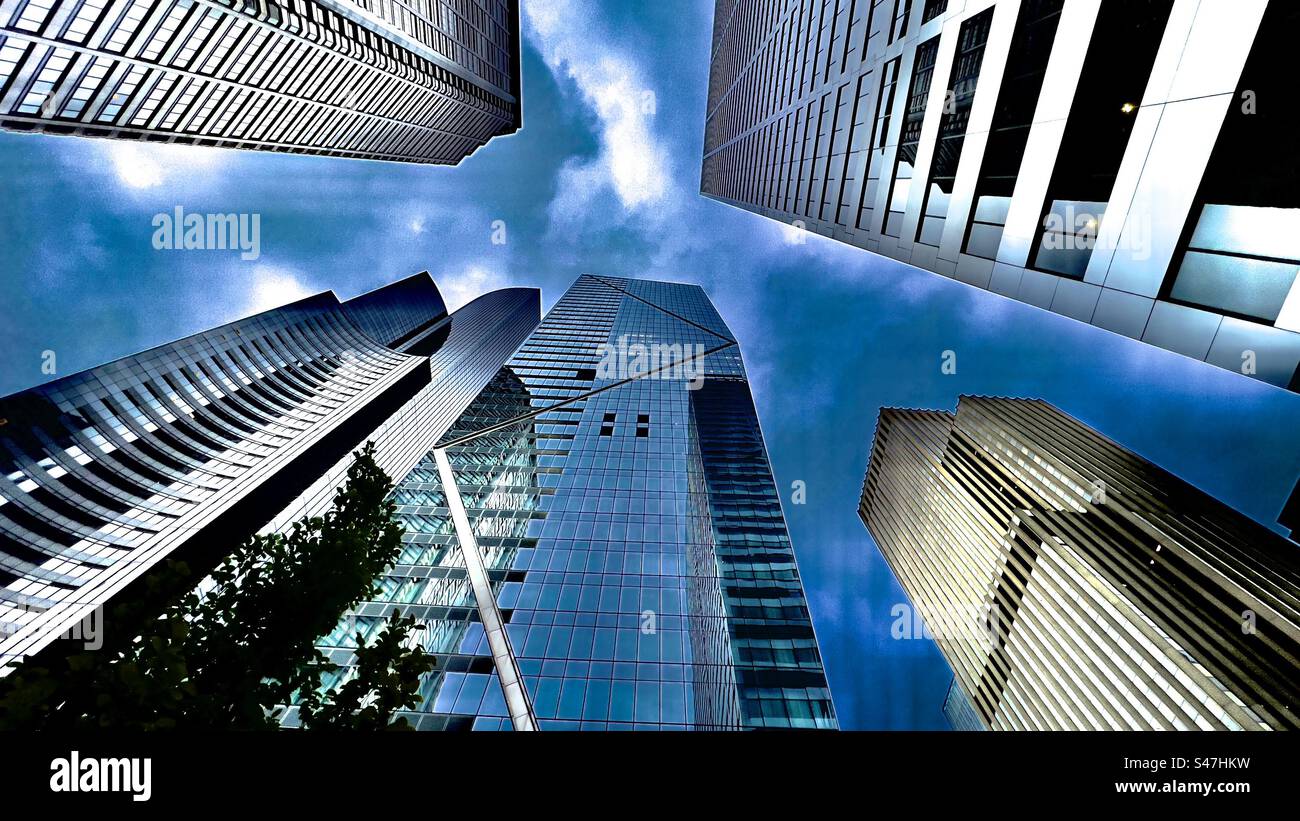Frühmorgens in der Innenstadt, Wohntürme und Reflexionen mit Wolken, die in Seattle USA in den Himmel schauen - Smartphone-aufgenommenes Stockfoto