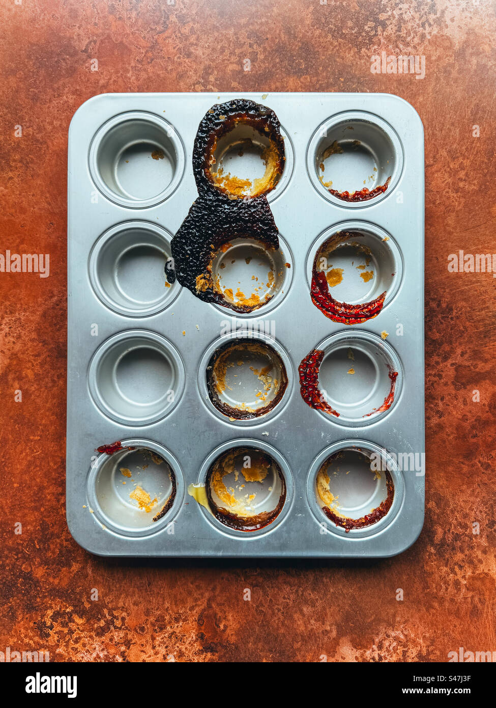 Verbrannte Marmelade auf einem Kuchenblech - Smartphone-aufgenommenes Stockfoto