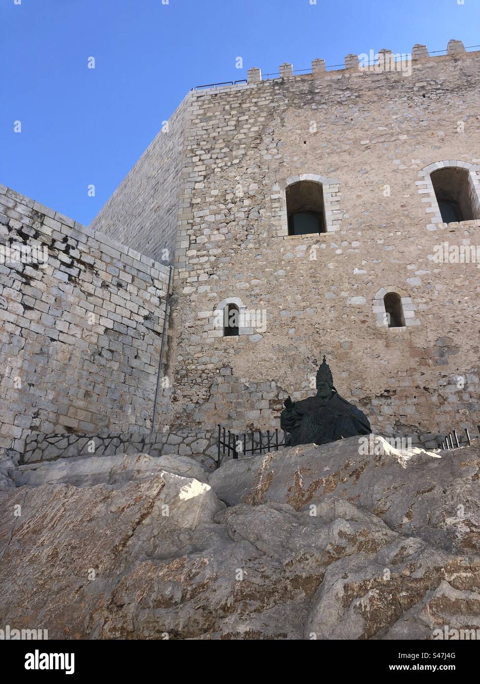 Schloss Penicola und Skulptur von Papst Luna in der Region Castellón in Spanien Stockfoto