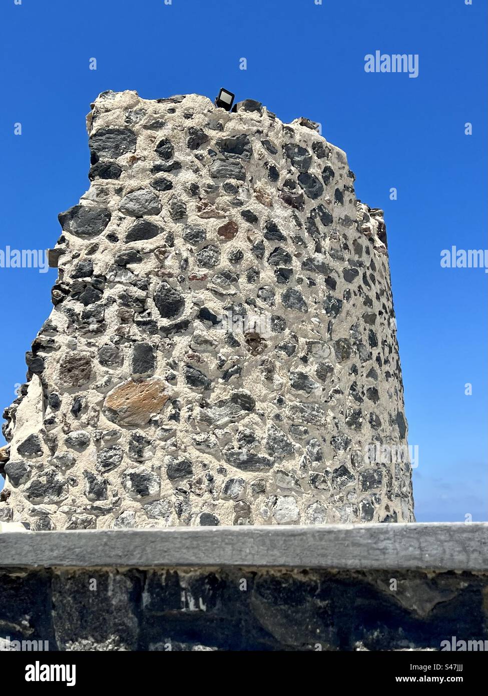 Alte Struktur aus vulkanischem Gestein und Bimsstein, Megalochori, Santorini, Griechenland Stockfoto