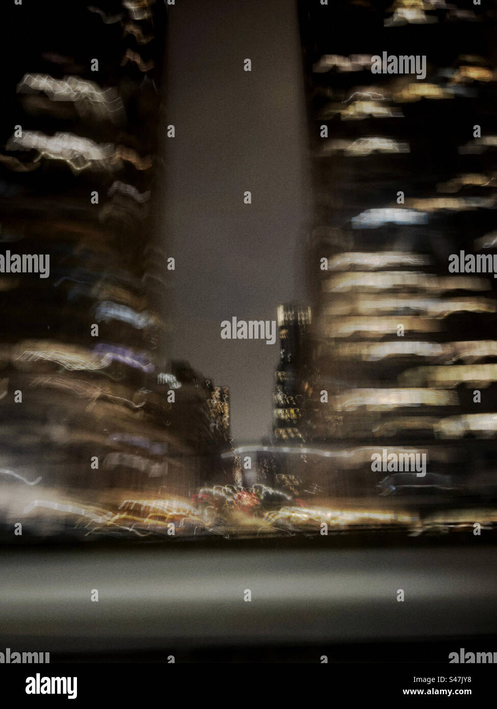 Nachts fahren Sie auf dem West Side Highway (Henry Hudson Parkway) von New York City mit unscharfen Bewegungen. - Smartphone-aufgenommenes Stockfoto