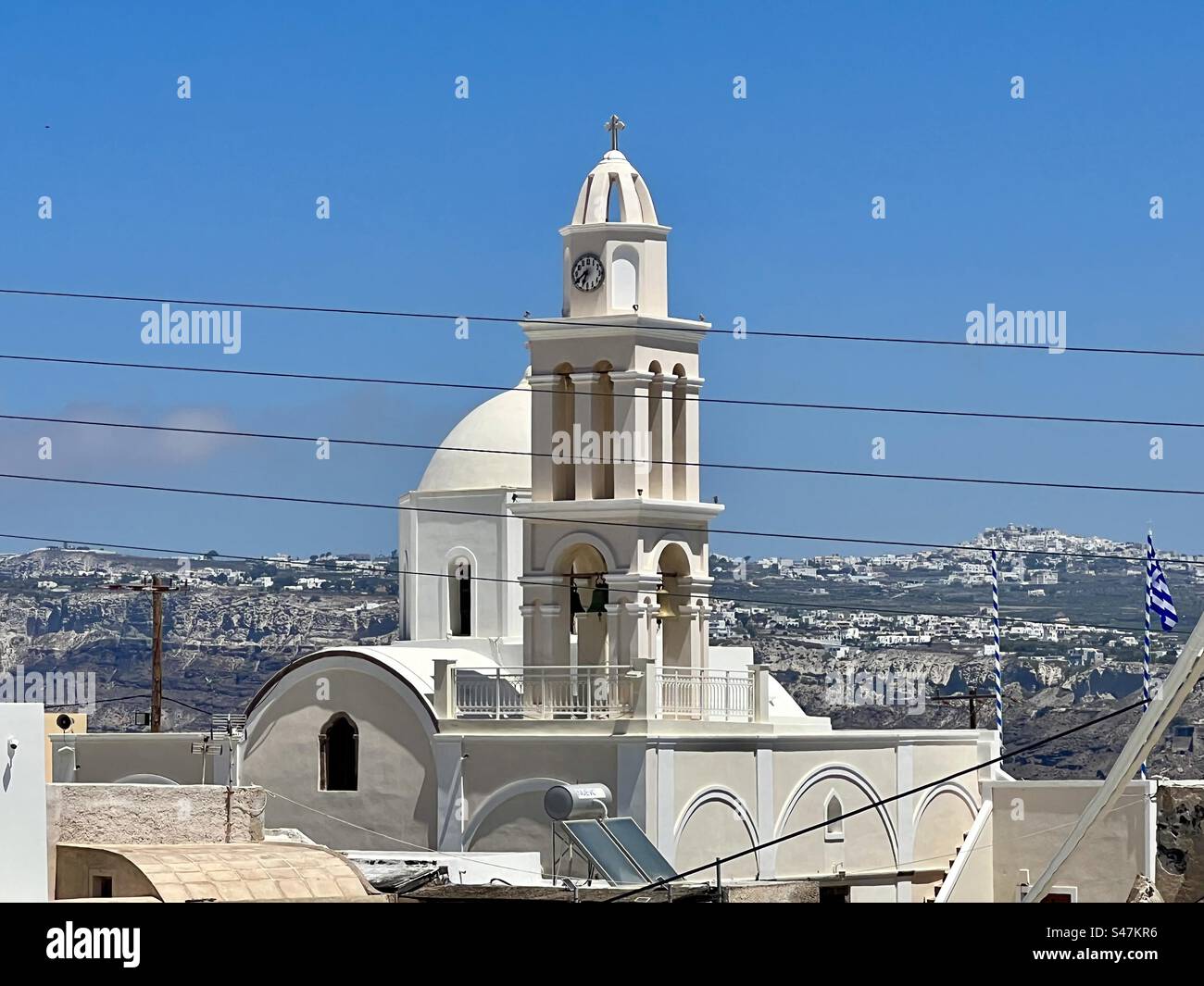 Heilige Osiomartyr Theodosia Heilige Orthodoxe Kirche und ihr Turm Akrotiri, Santorin. Stockfoto