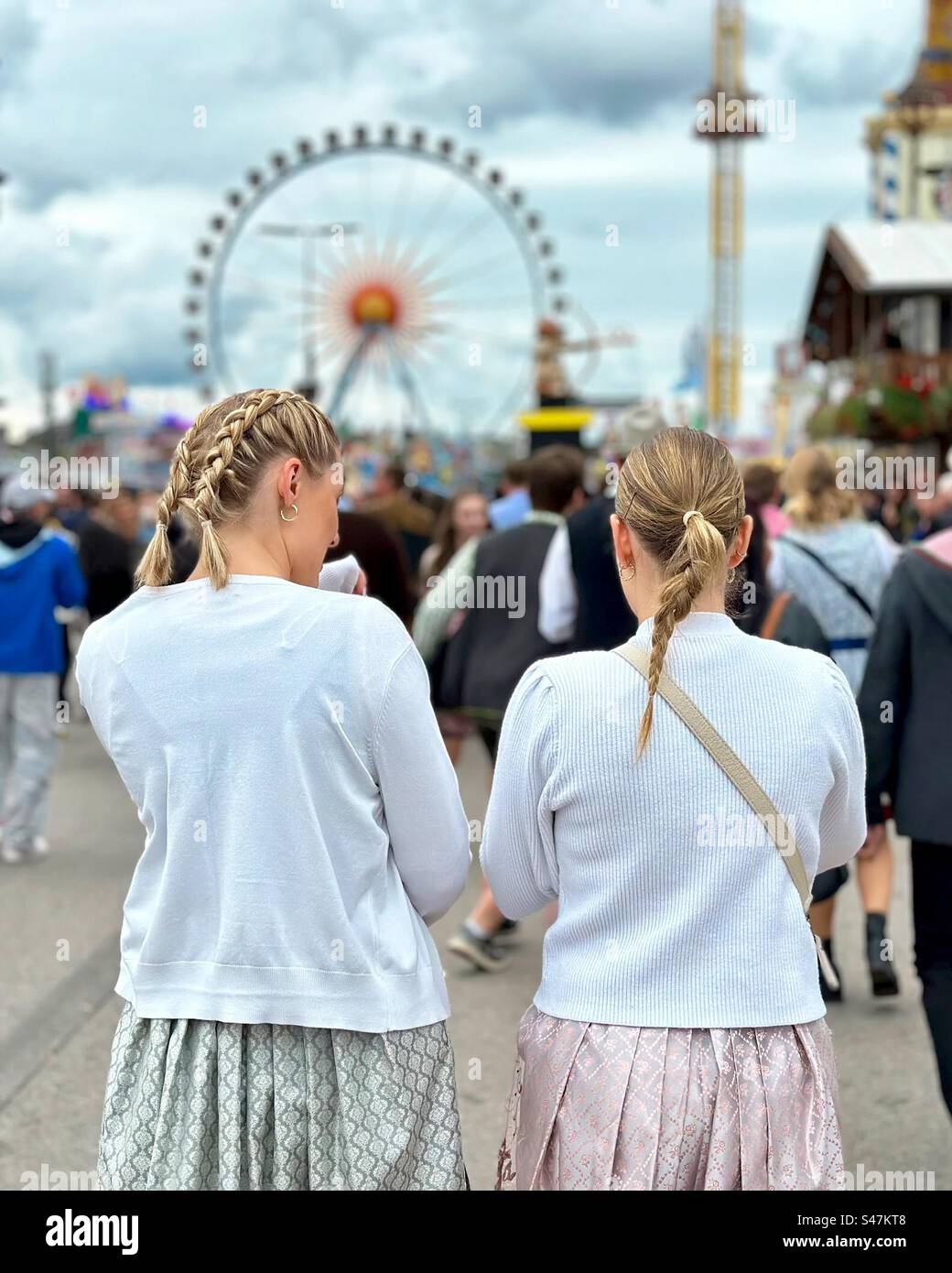 Leute, die Spaß während der Festivalfeier haben - Smartphone-aufgenommenes Stockfoto