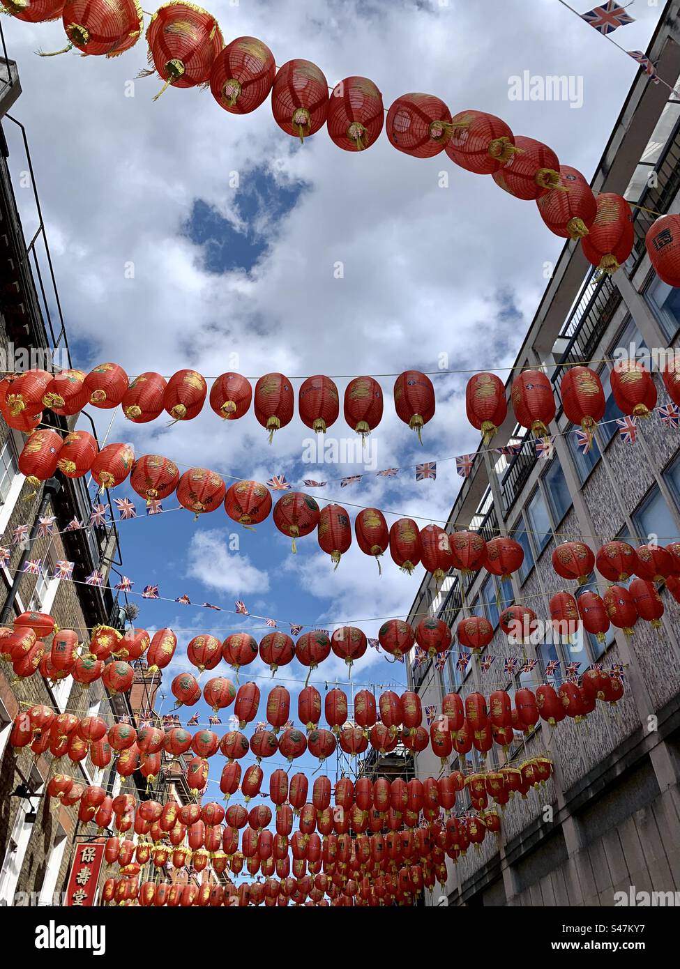 Chinesische Laternen hängen über Gebäuden in China Town London Stockfoto