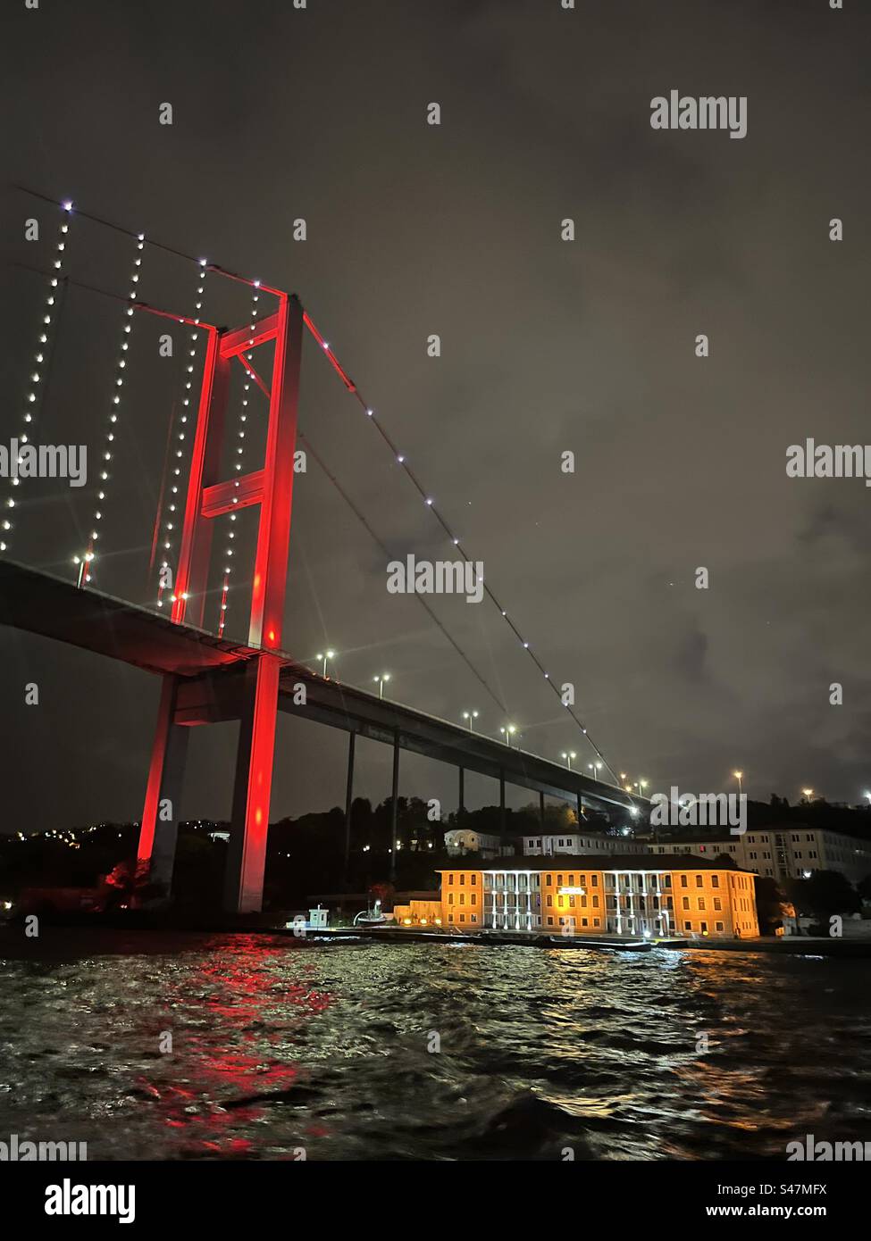Brücke in der Nacht mit Licht Stockfoto