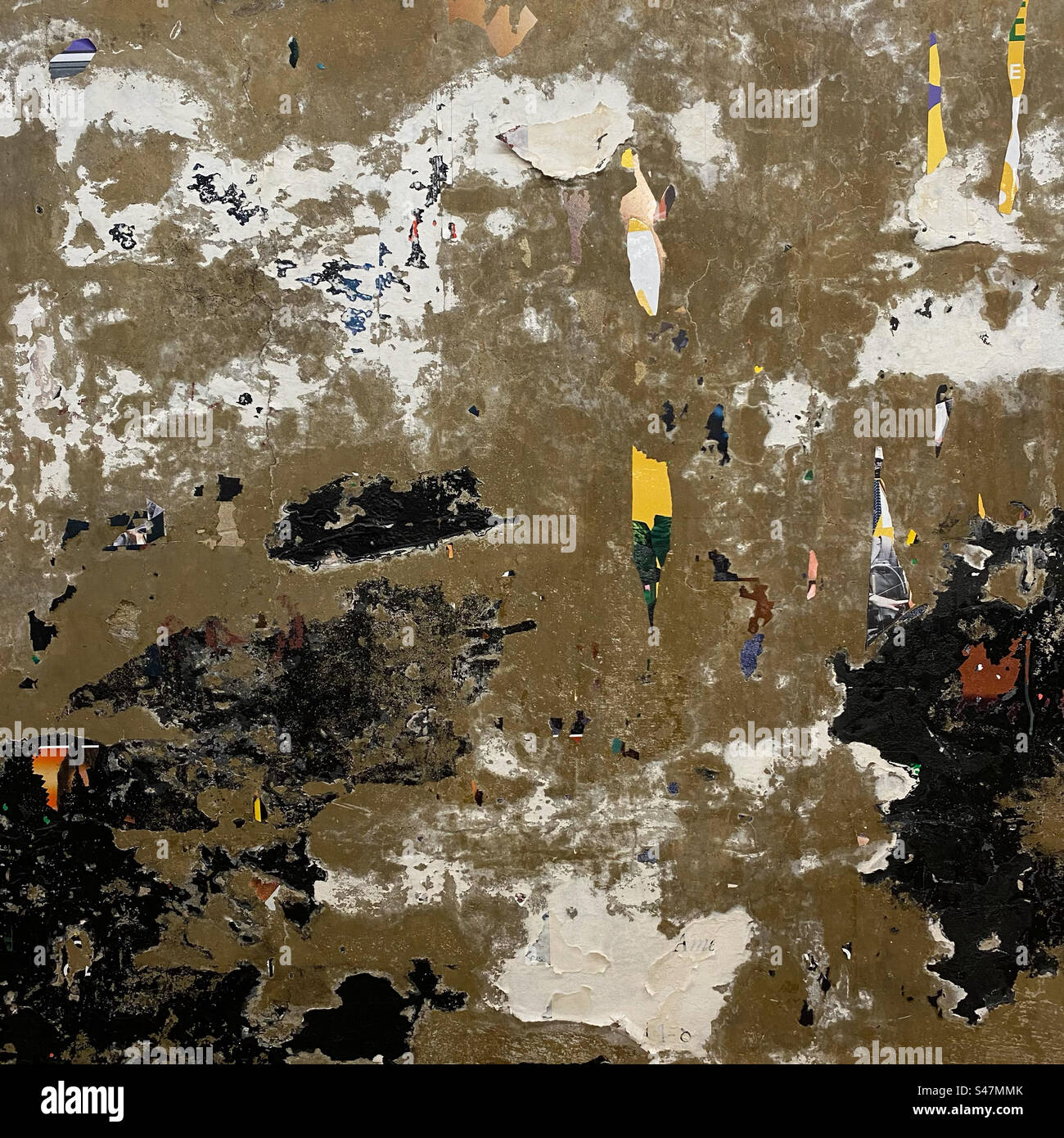 Altes, abblätterndes Subway-Werbeplakat, das einem abstrakten Gemälde ähnelt Stockfoto