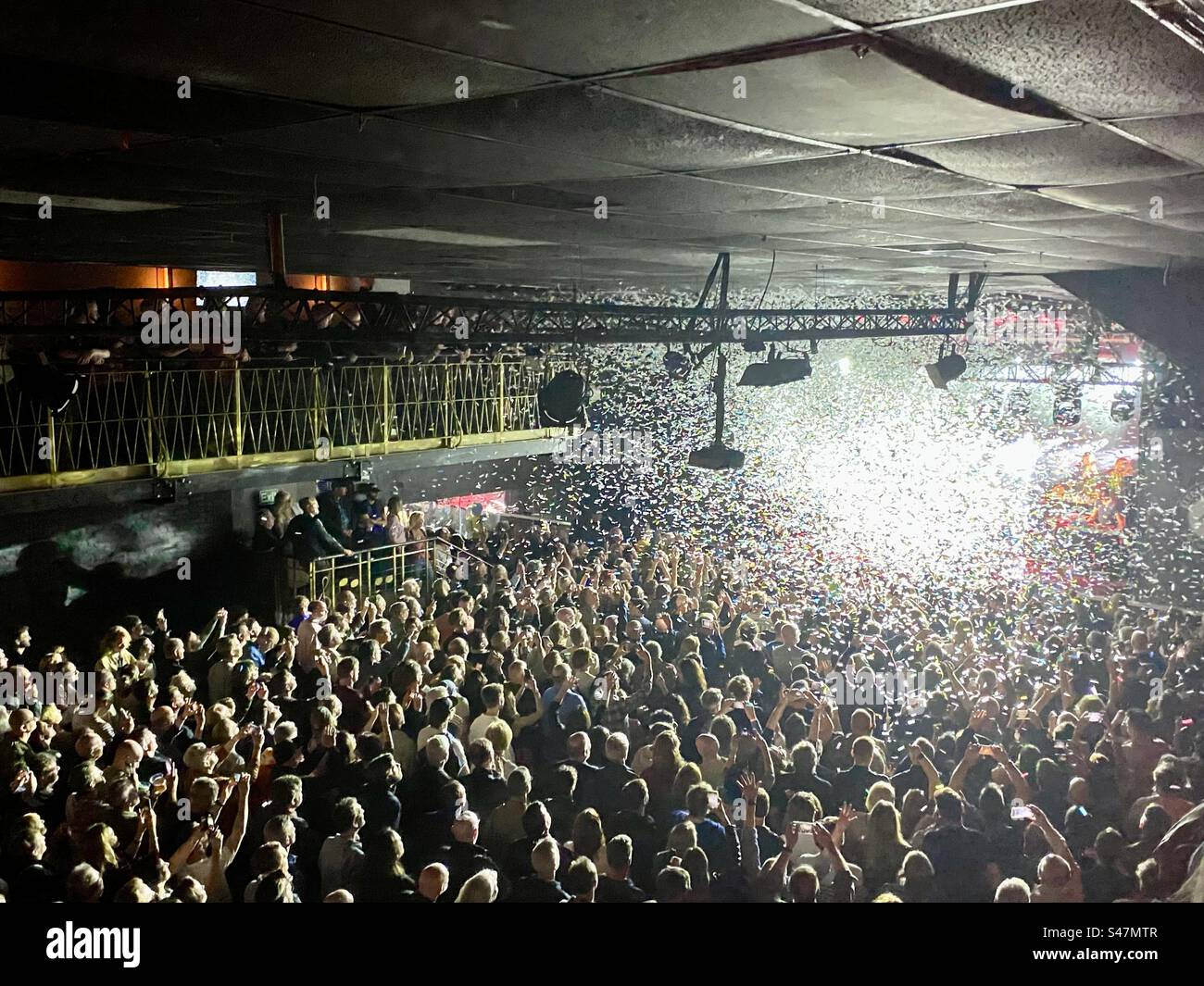 Konfetti fällt auf die Menge im Electric Ballroom, Camden Stockfoto