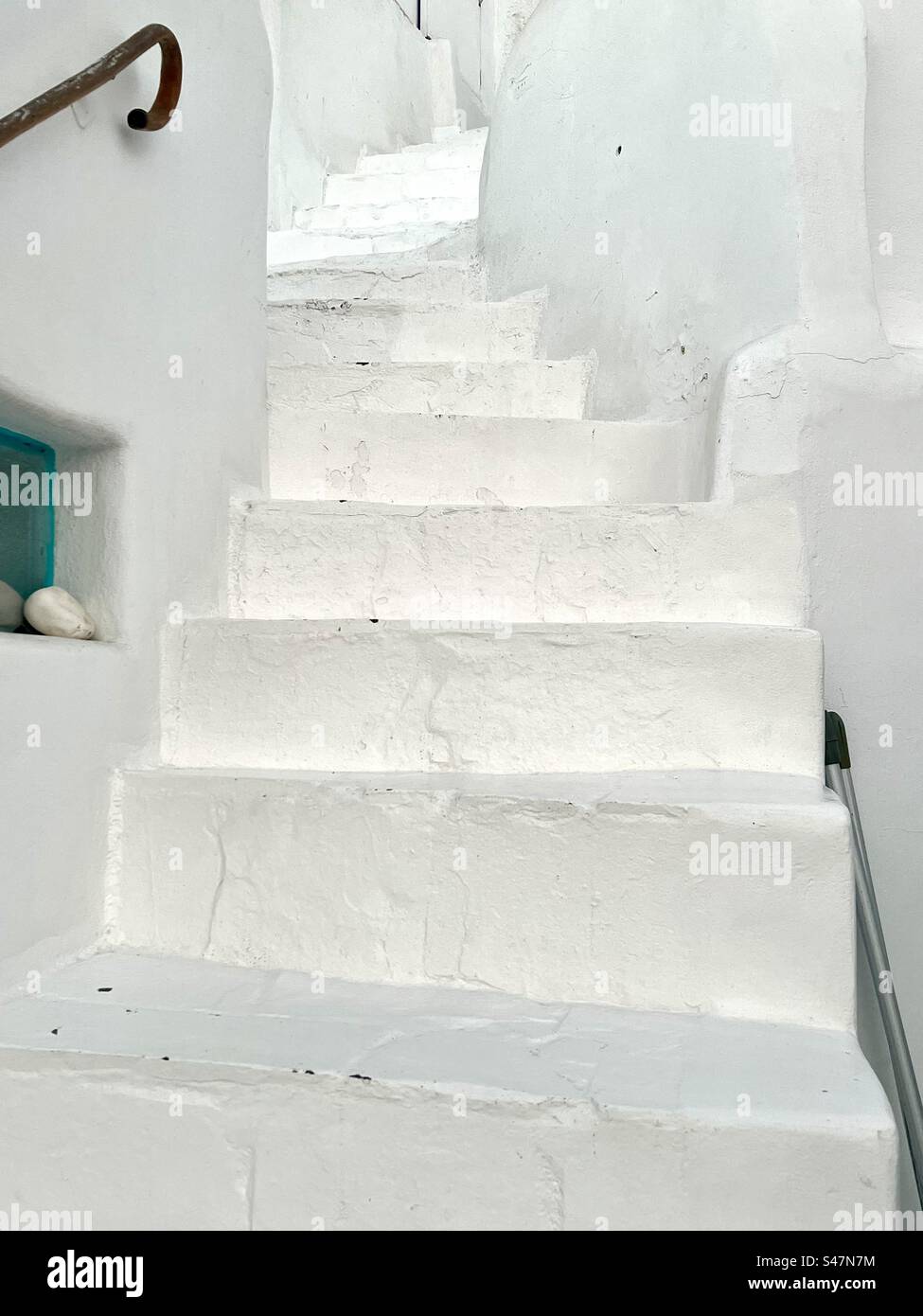 Weiß getünchte Treppe an der Klippe im Dorf Oia Santorin, Griechenland. Stockfoto