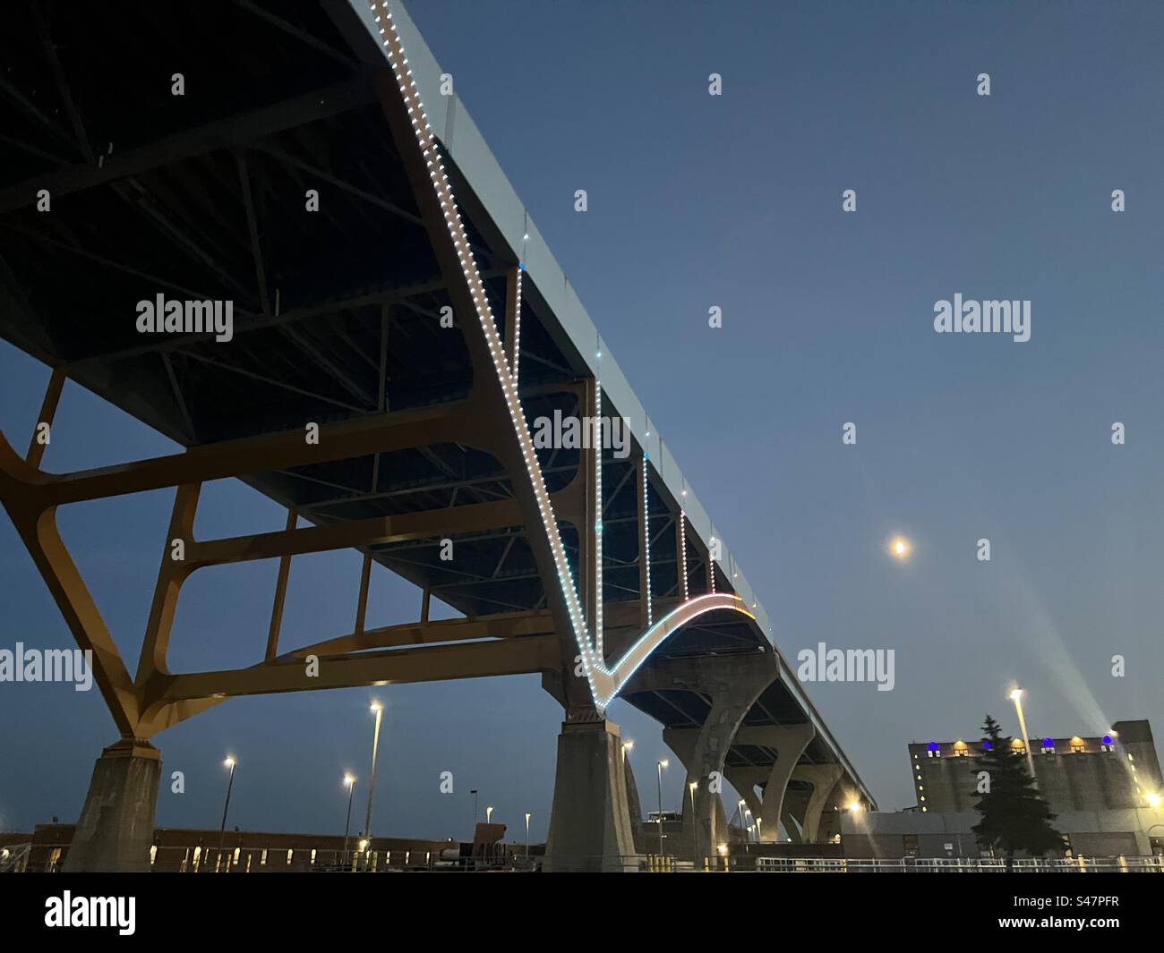 Hoan Bridge über den Milwaukee River bei Nacht Stockfoto