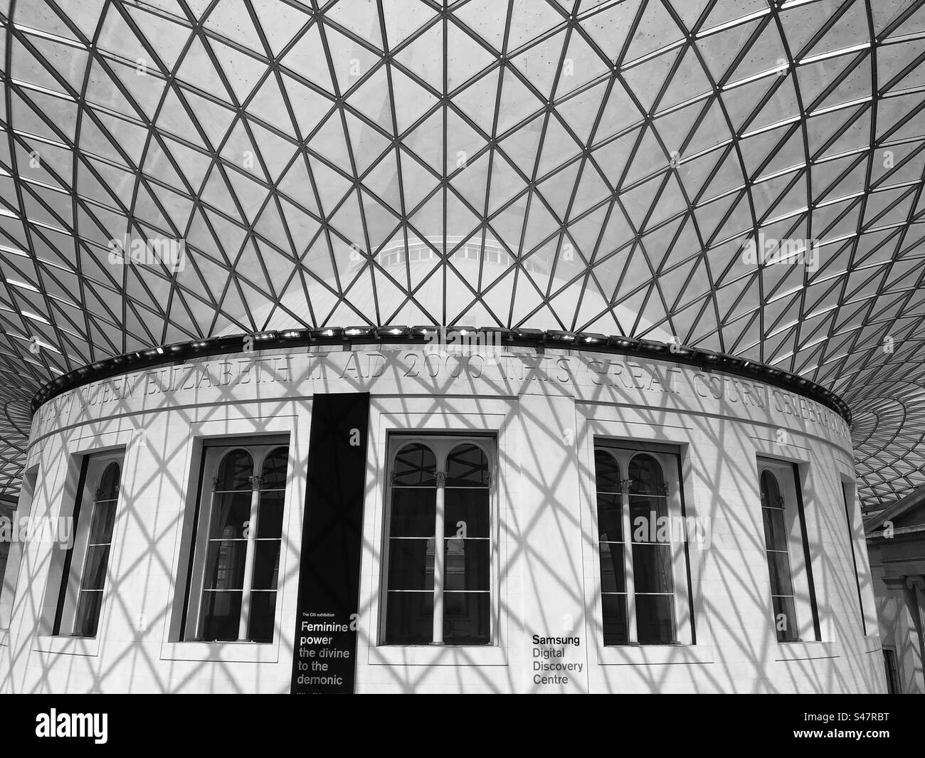 Dach und Reflexionen im BritishMuseum, London Stockfoto